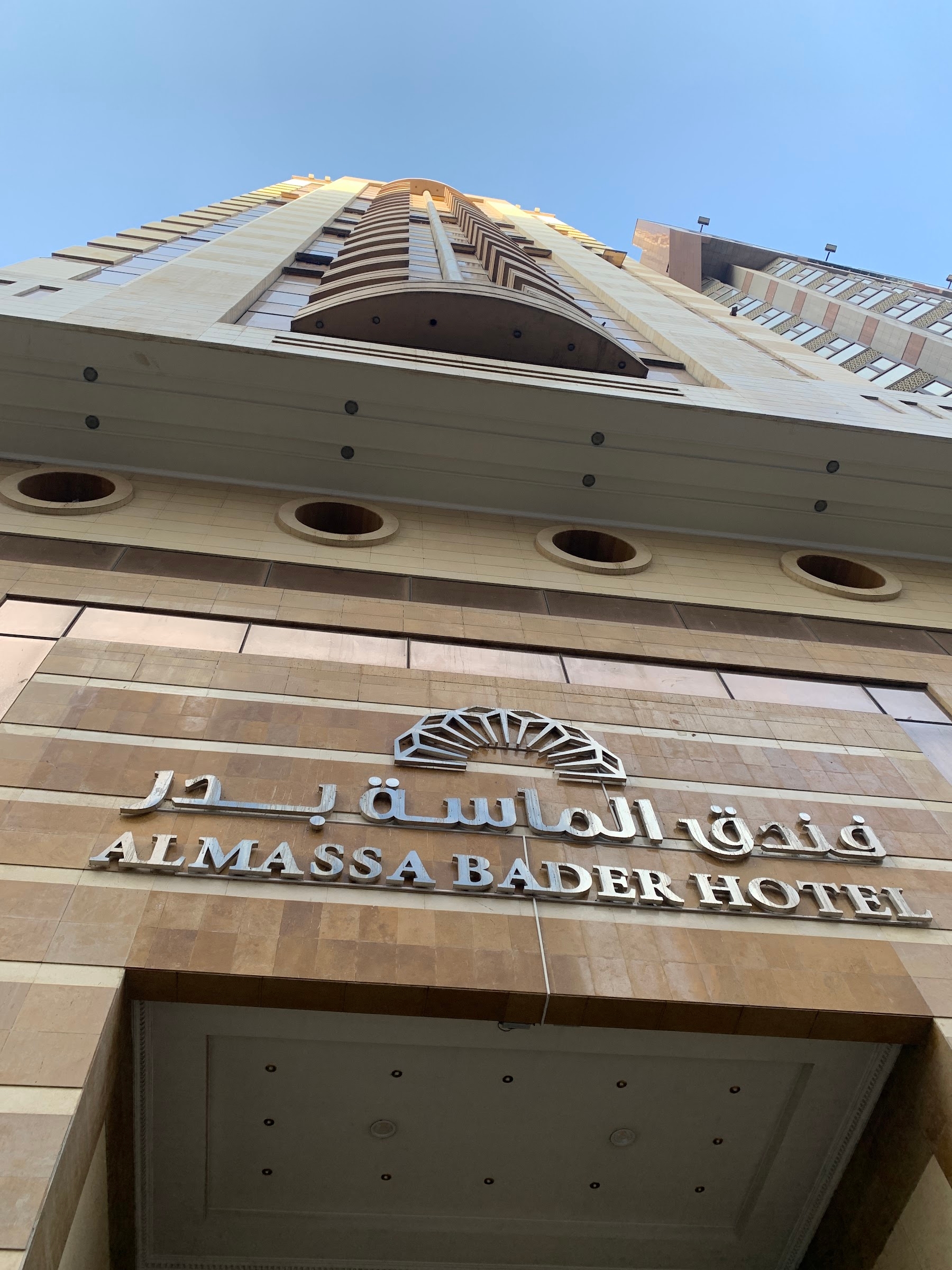 اسم الفندق فوق مدخله