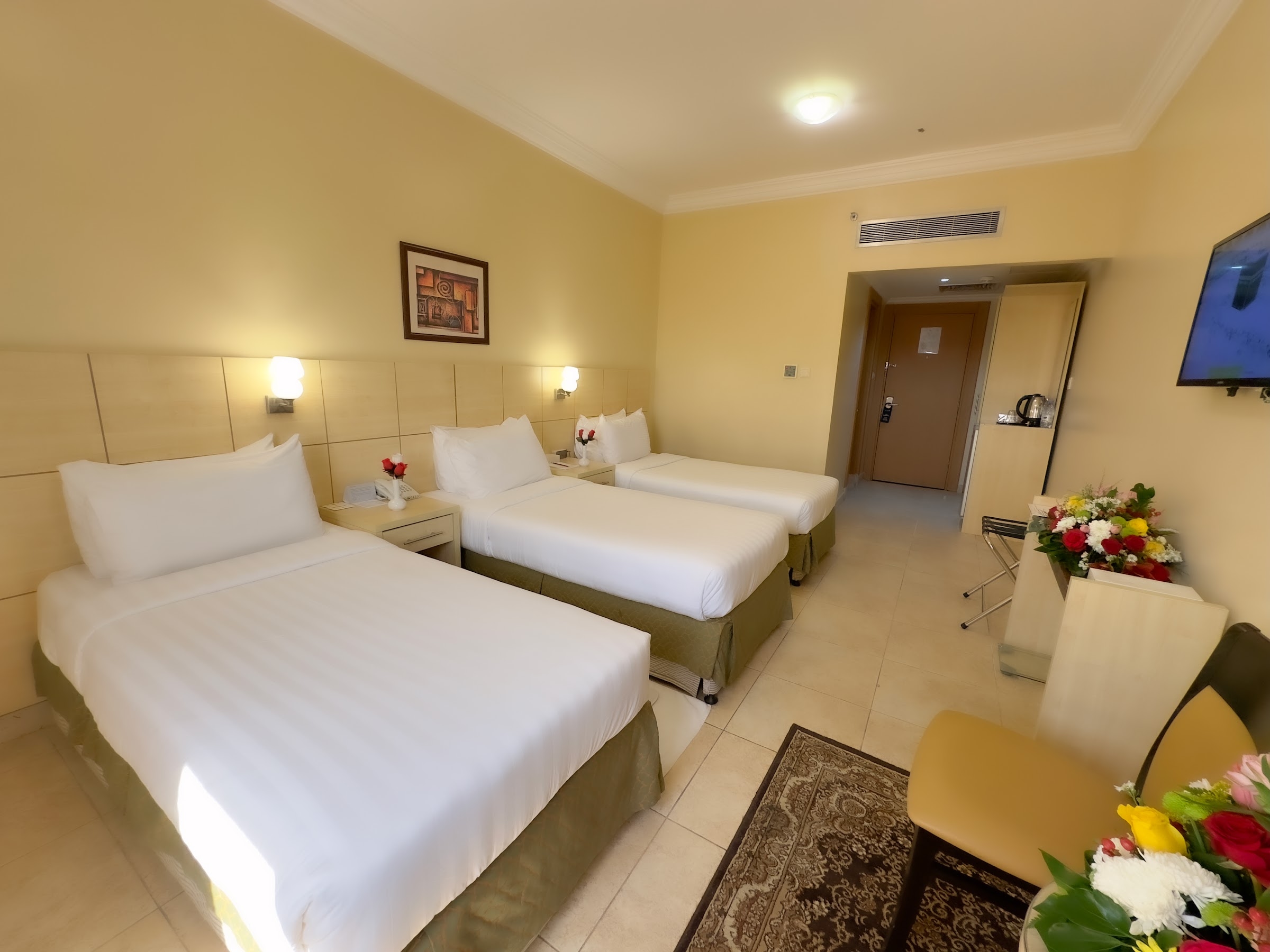 Une chambre avec trois lits