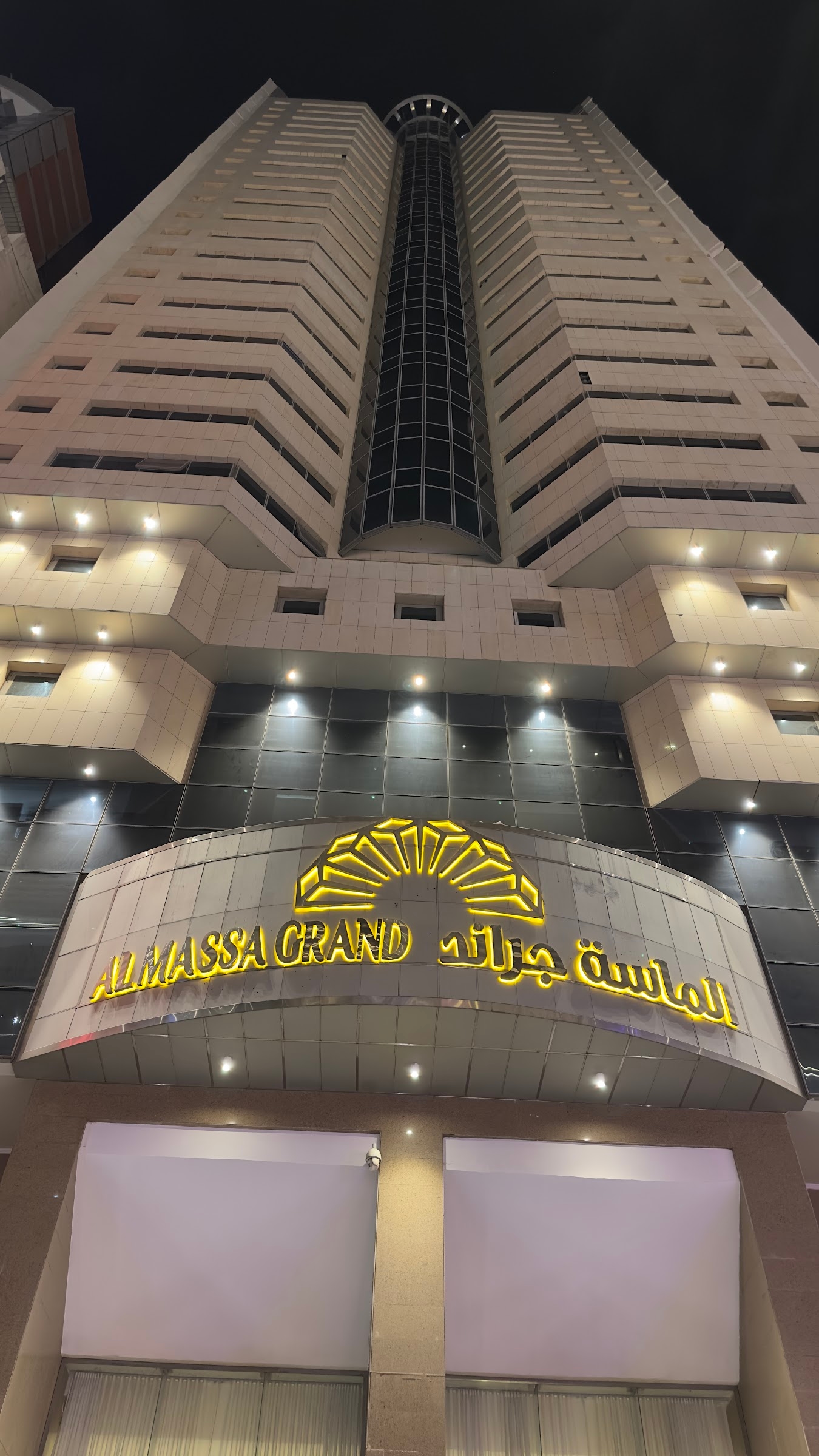 Hotel pada malam hari