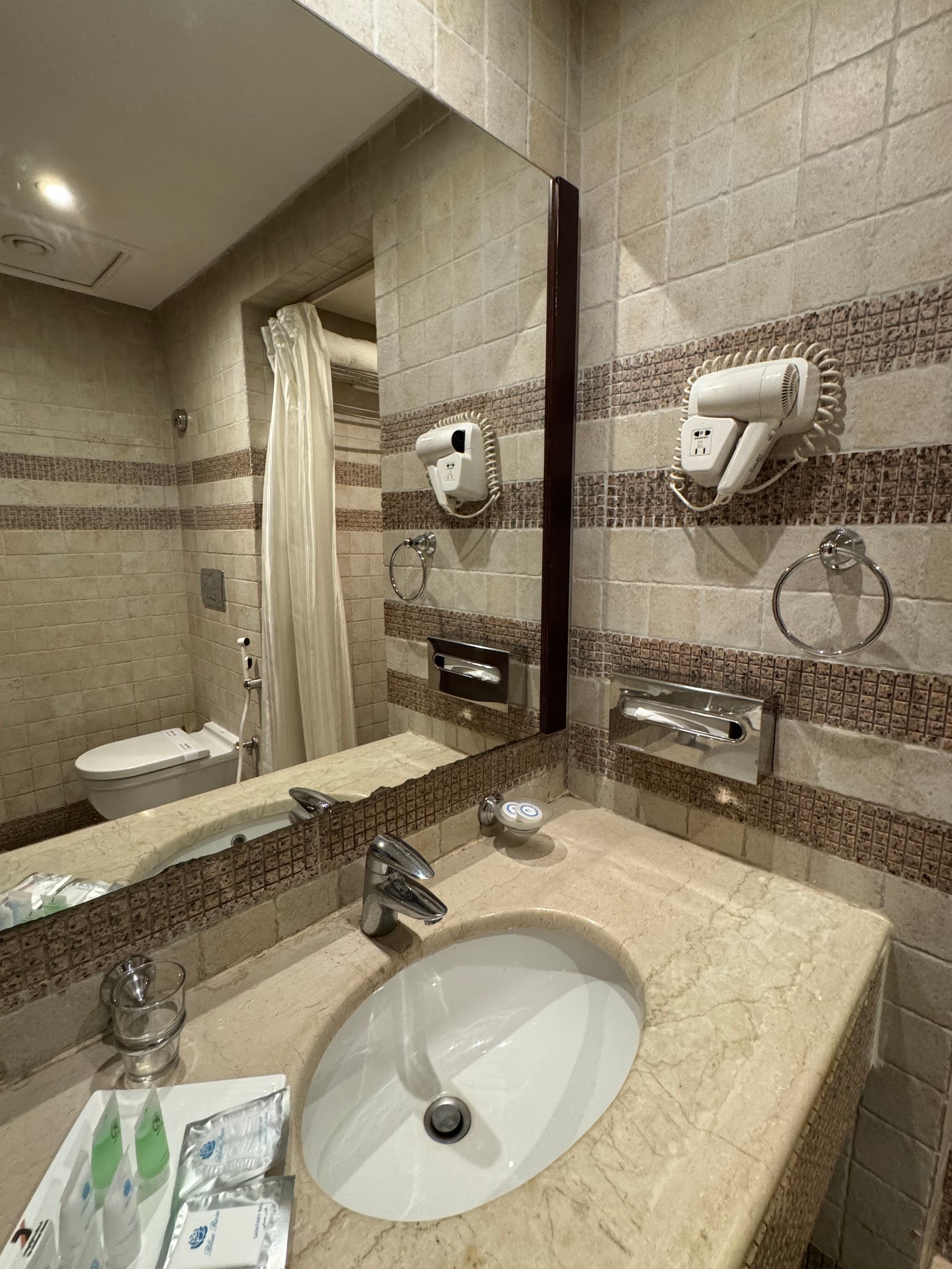 Une salle de bains de chambre