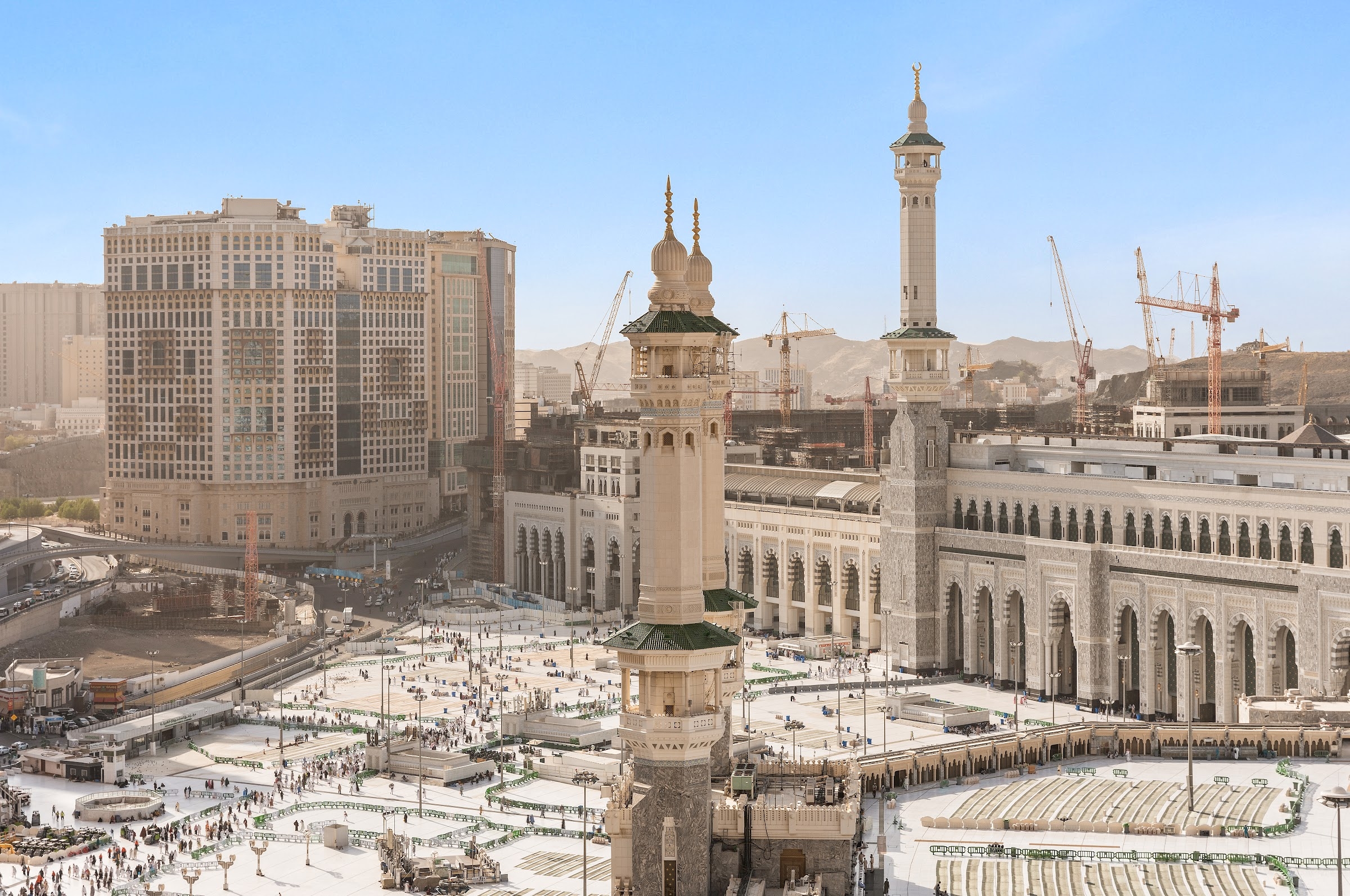 برج فندق أنجم بجوار مآذن المسجد الحرام