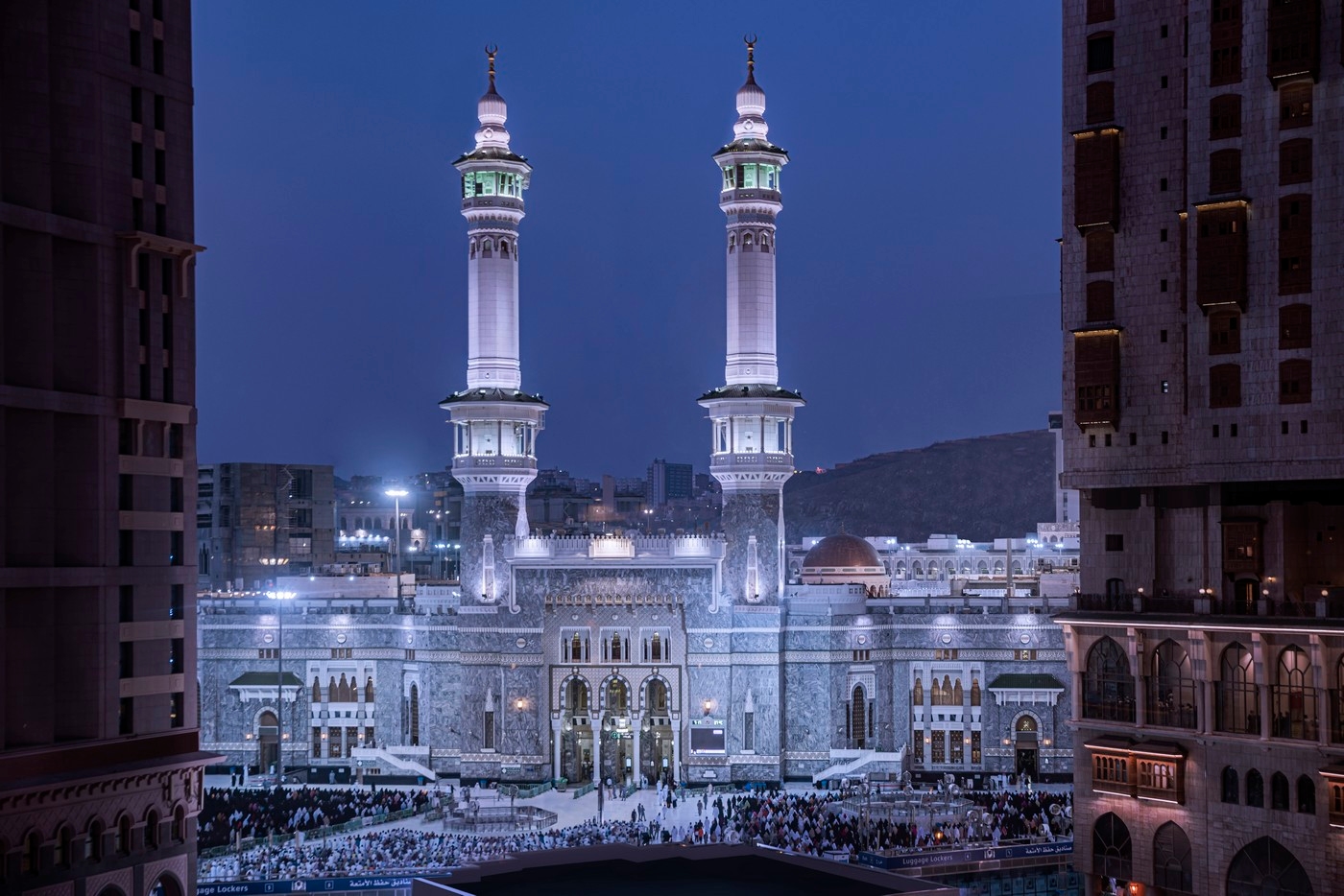 المسجد الحرام ليلًا بين أبراج جبل عمر
