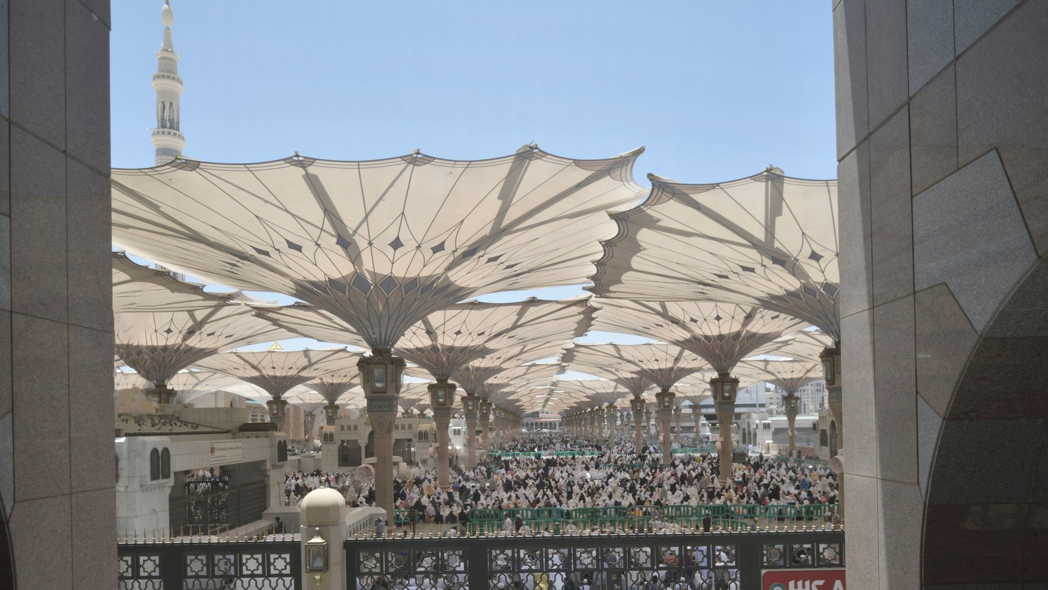 Les parasols de l'esplanade de la mosquée du Prophète, à quelques pas de l'hôtel
