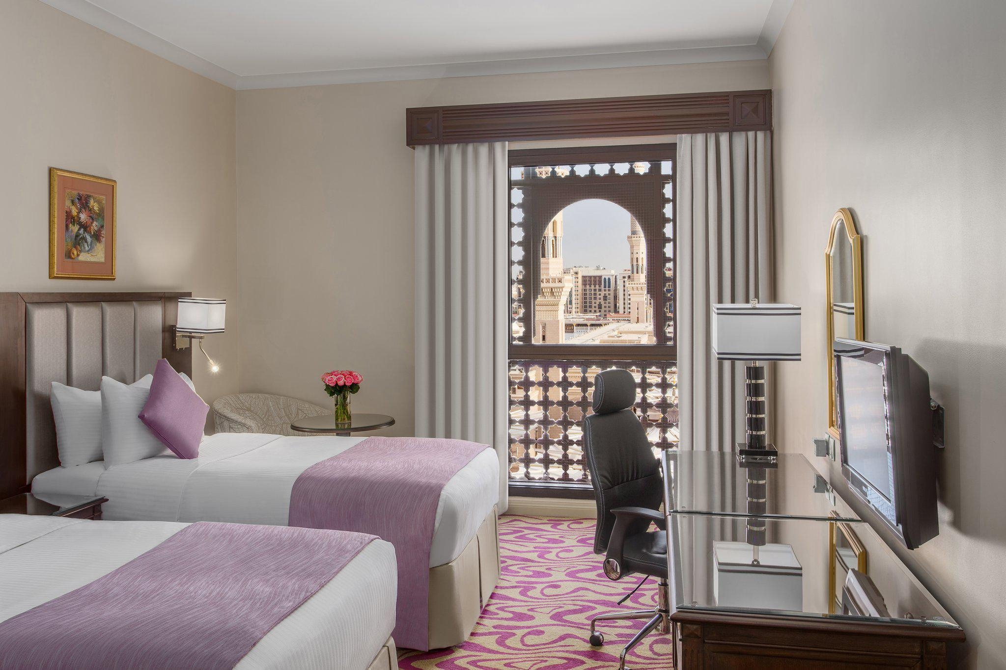 Une chambre avec deux lits simples