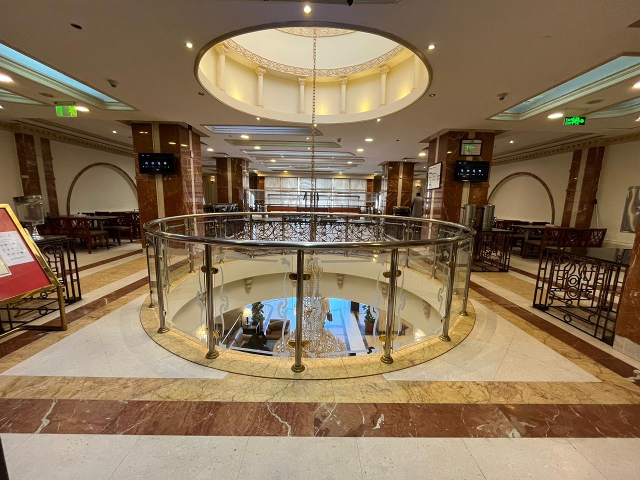 Atrium yang terbuka ke tingkat bawah