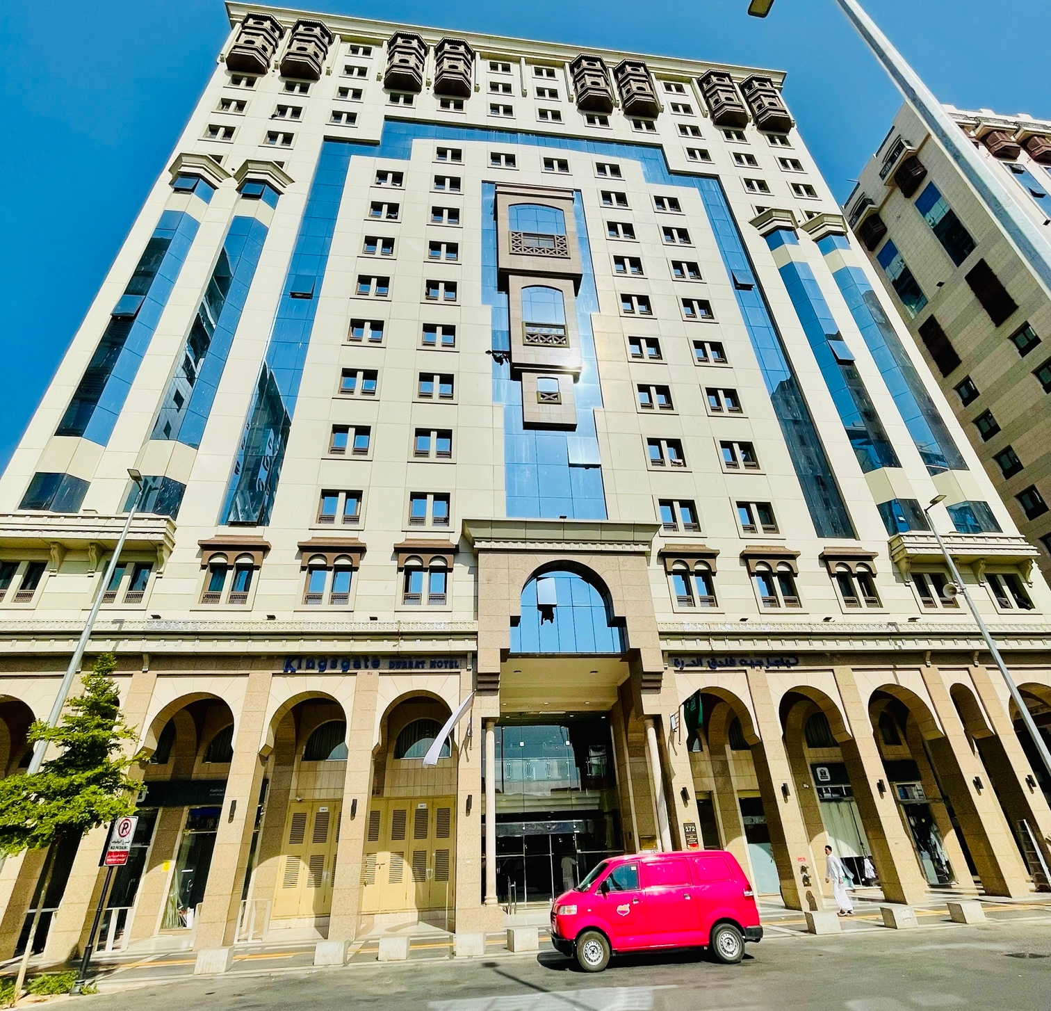 Bahagian hadapan hotel