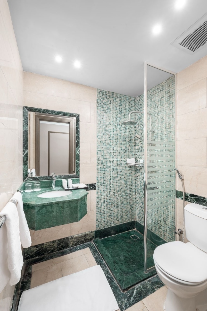 A room's bathroom