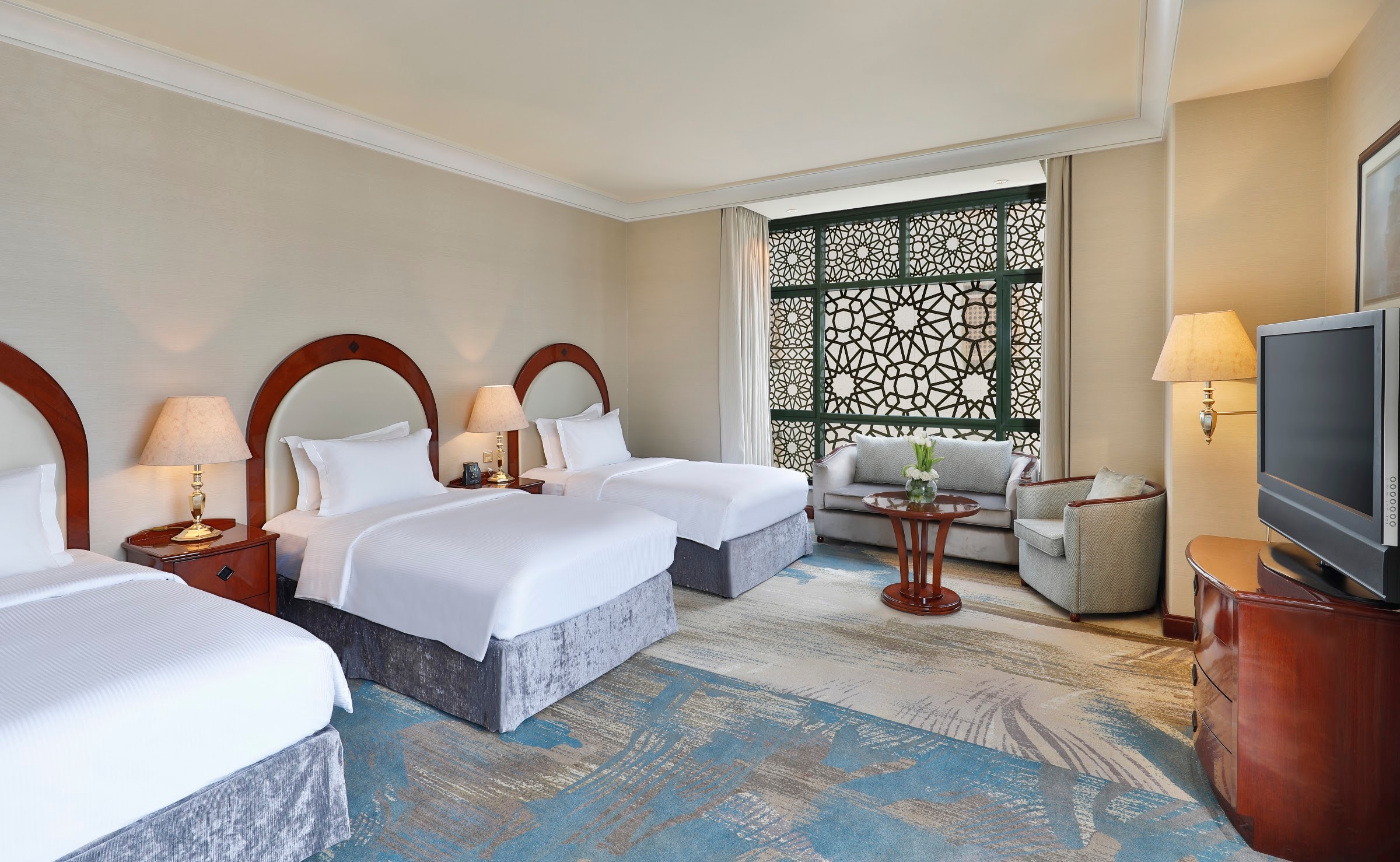 Une chambre avec trois lits