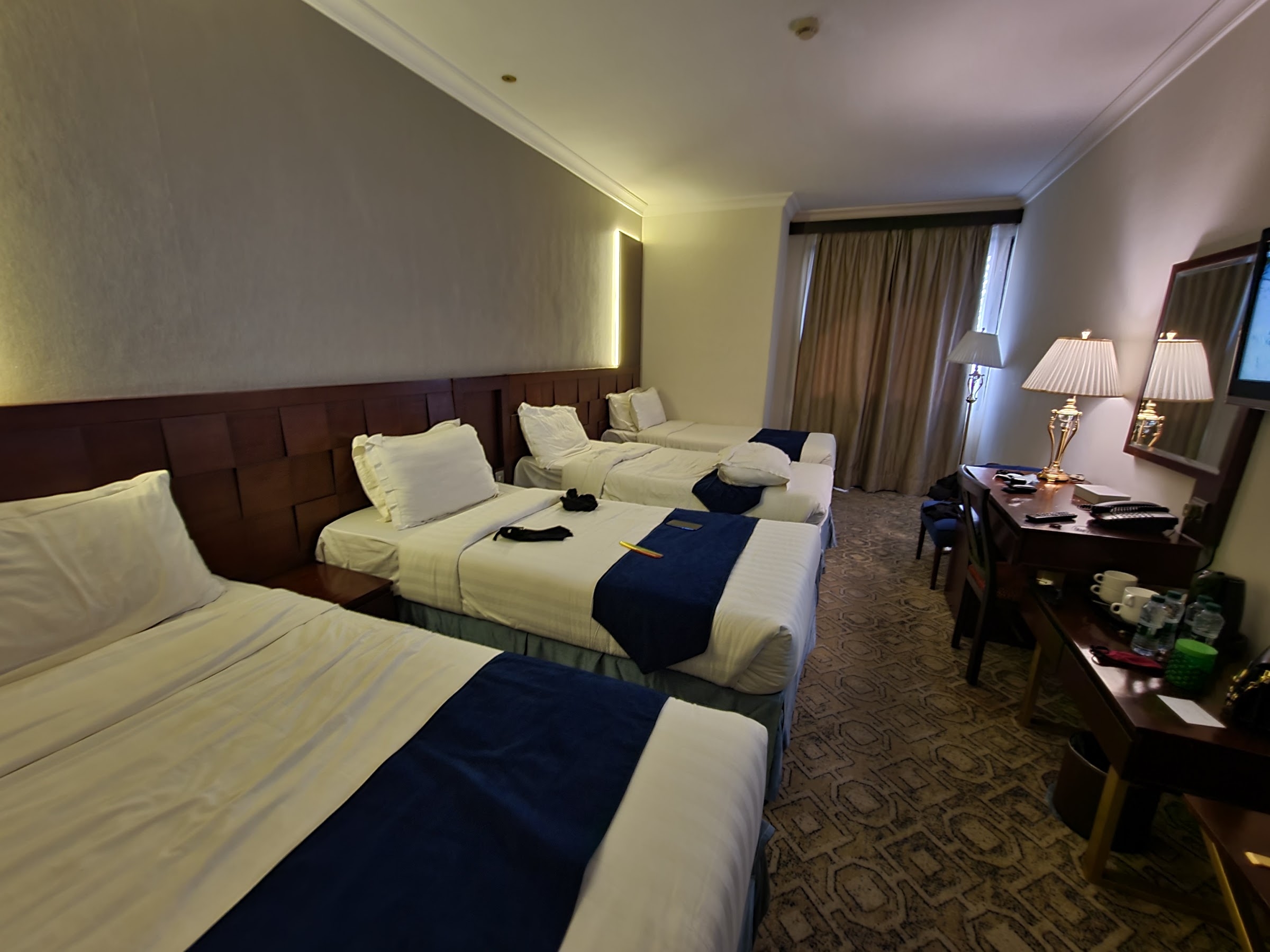 Une chambre avec trois lits