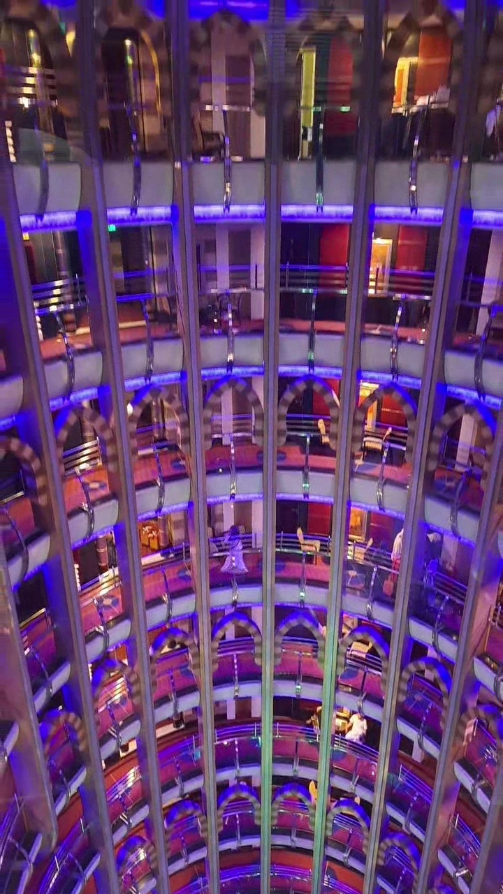 Atrium bulat di tengah hotel