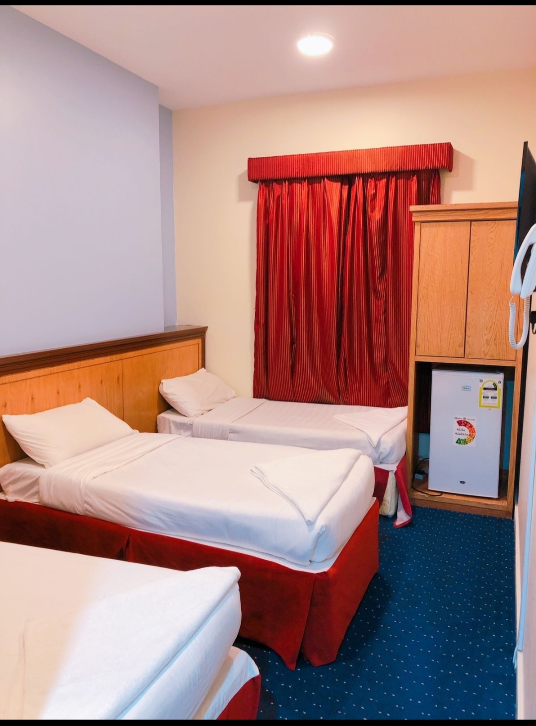 Kamar dengan tempat tidur single