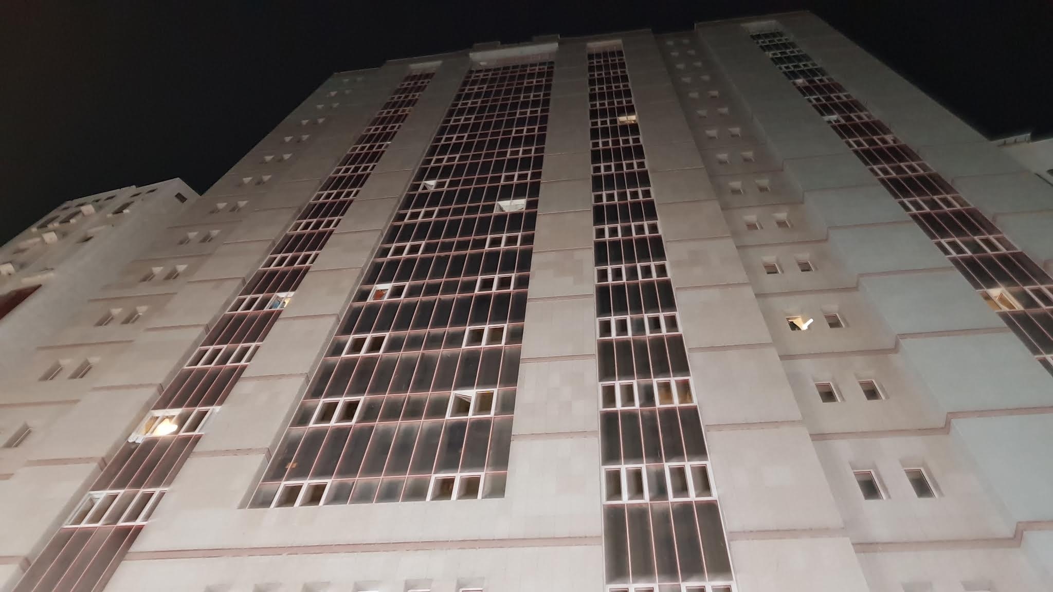 Menara hotel pada malam hari