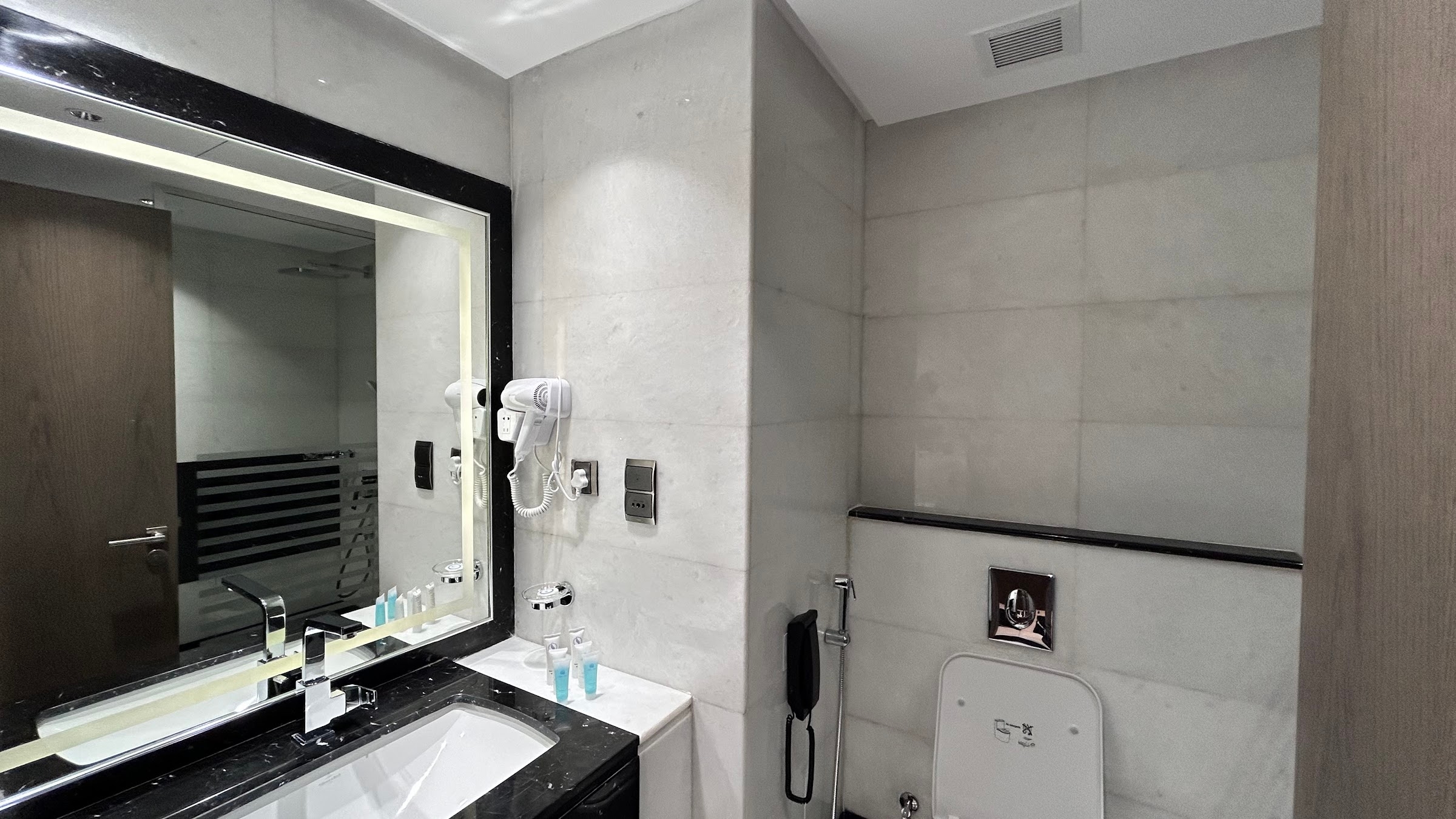 A room's bathroom
