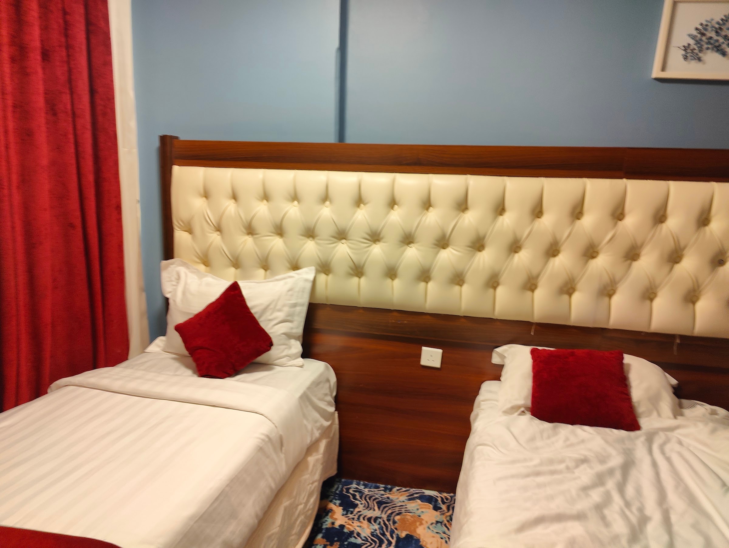 Kamar dengan dua tempat tidur single