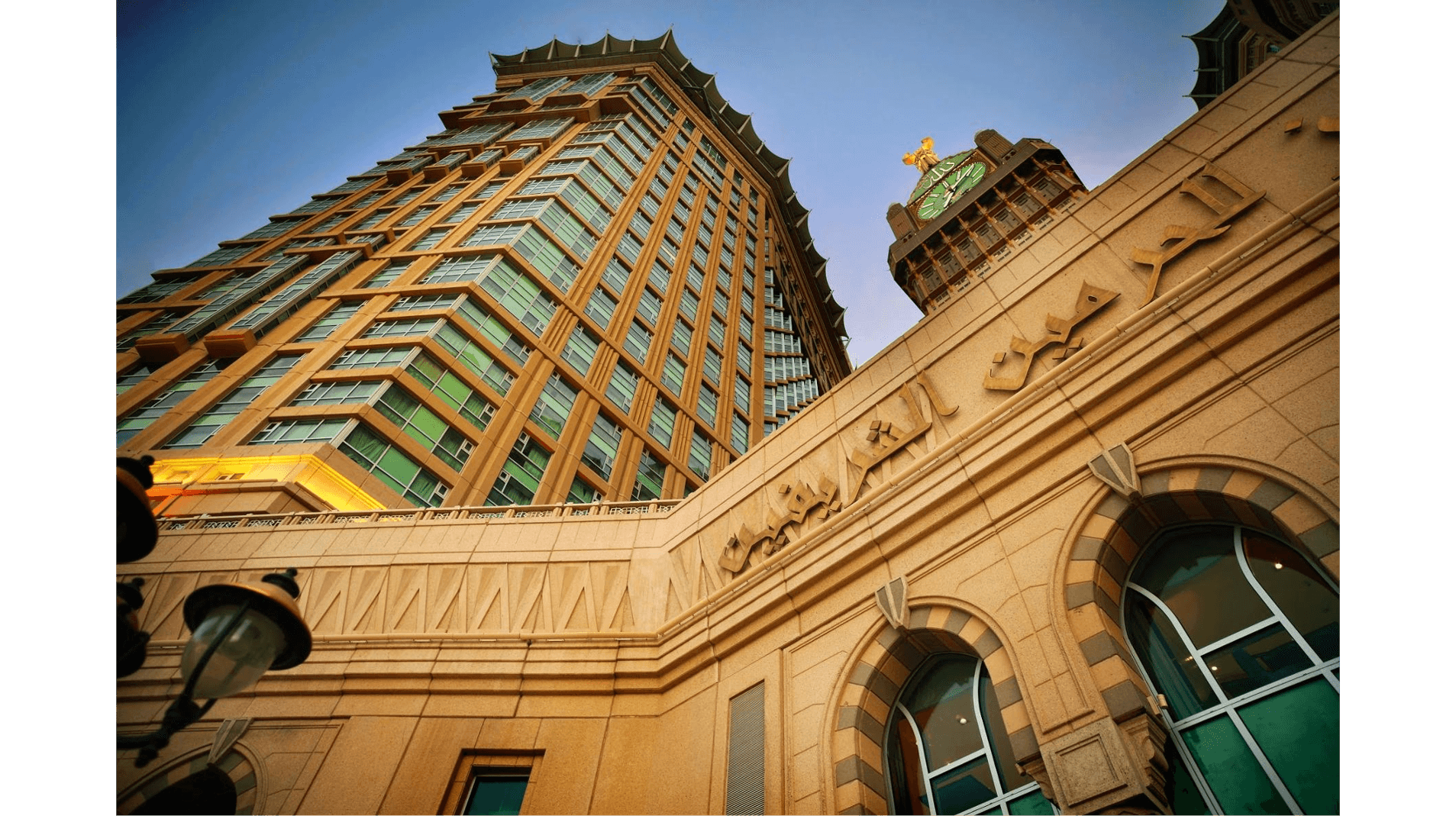 مدخل الفندق، وبرج الساعة فوقه