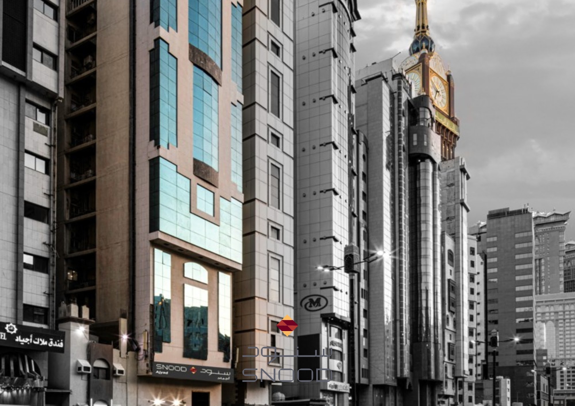 Menara hotel, dengan Menara Jam di belakangnya
