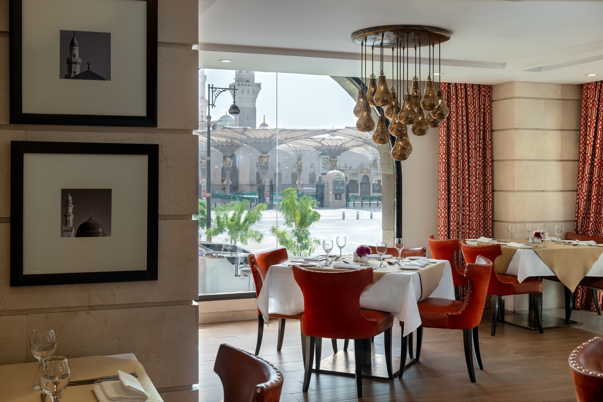 Pencerelerinden Mescid-i Nebevi'nin göründüğü restoran