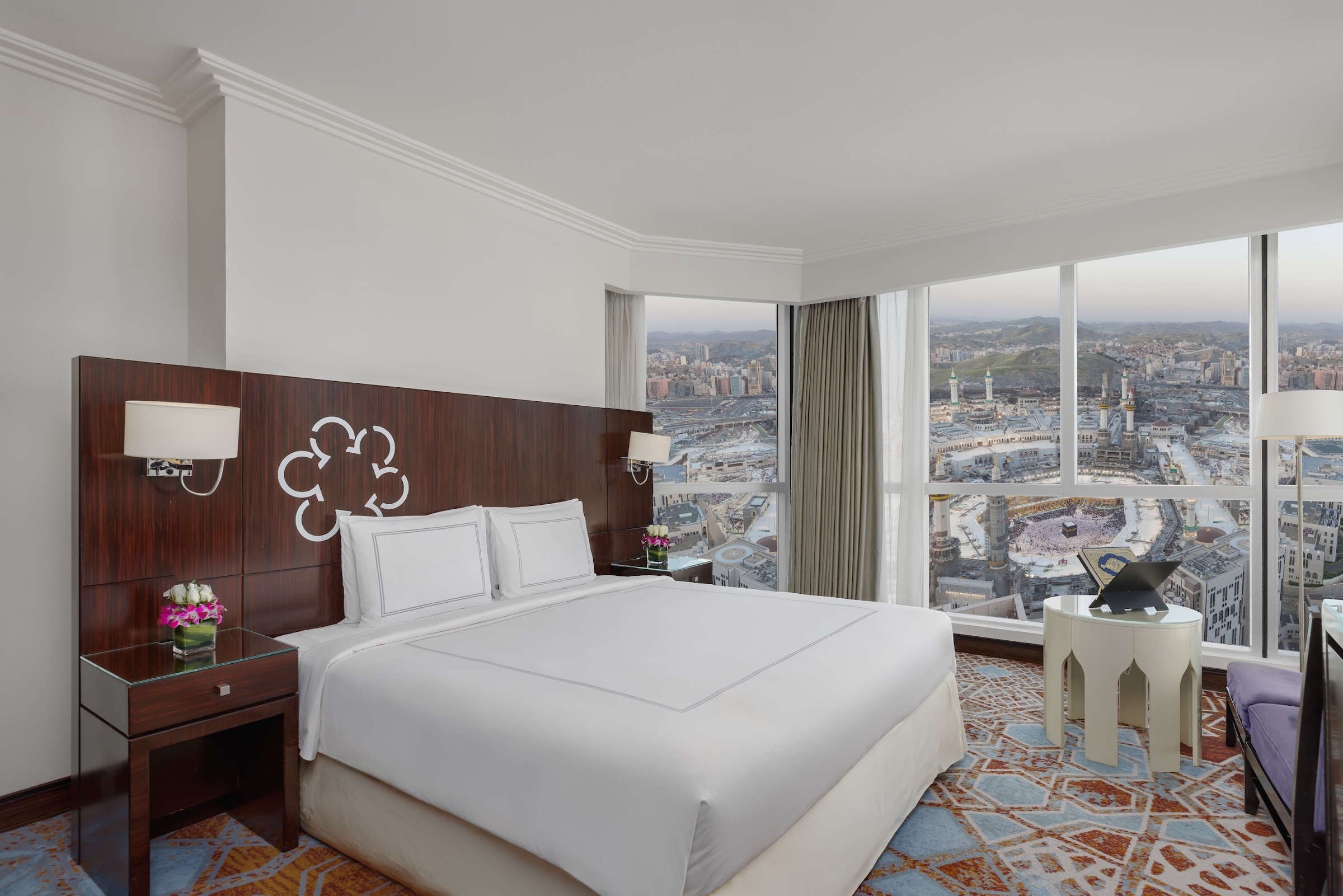 Une chambre avec lit king, le Haram derrière la fenêtre