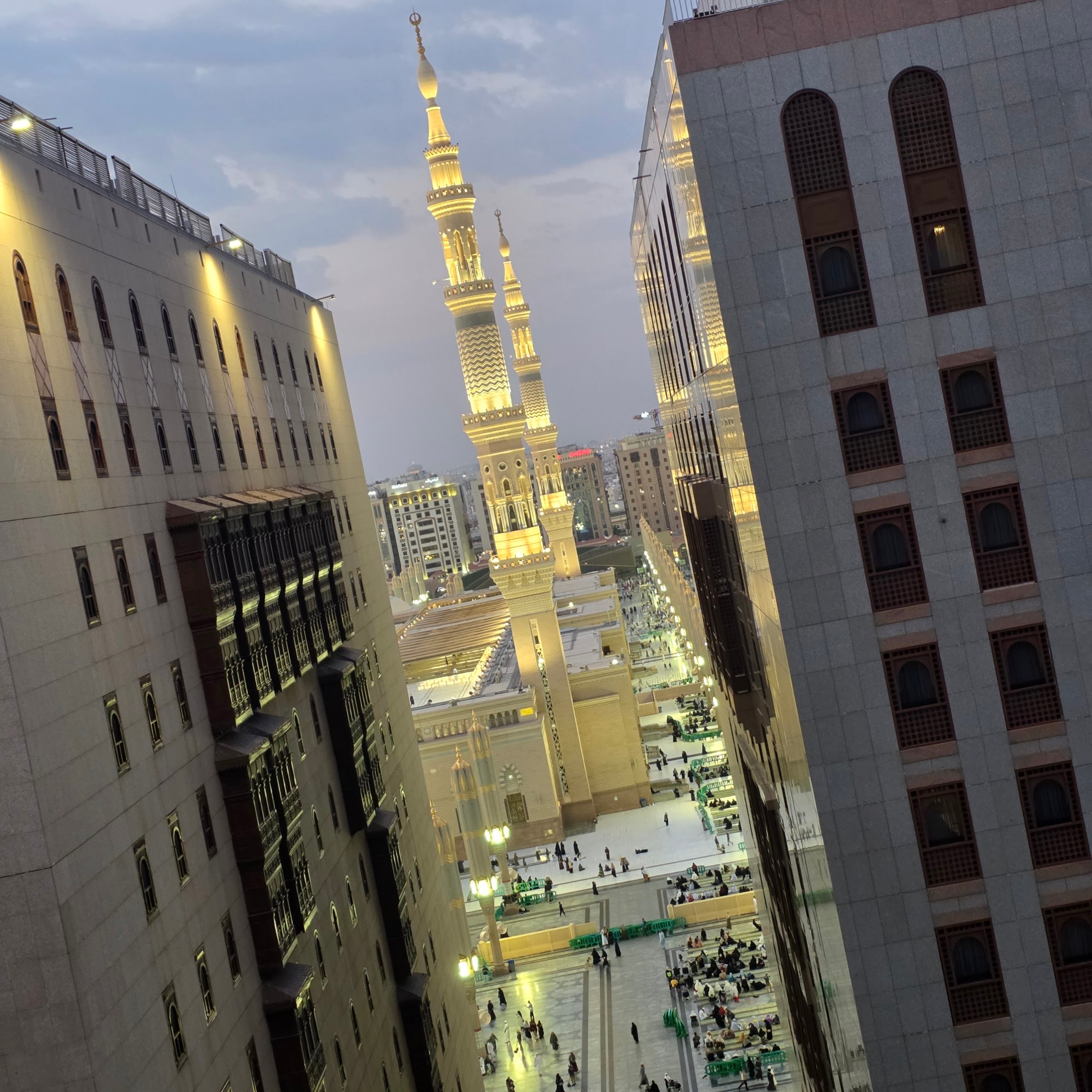 Menara Masjid Nabawi dari tingkat atas hotel