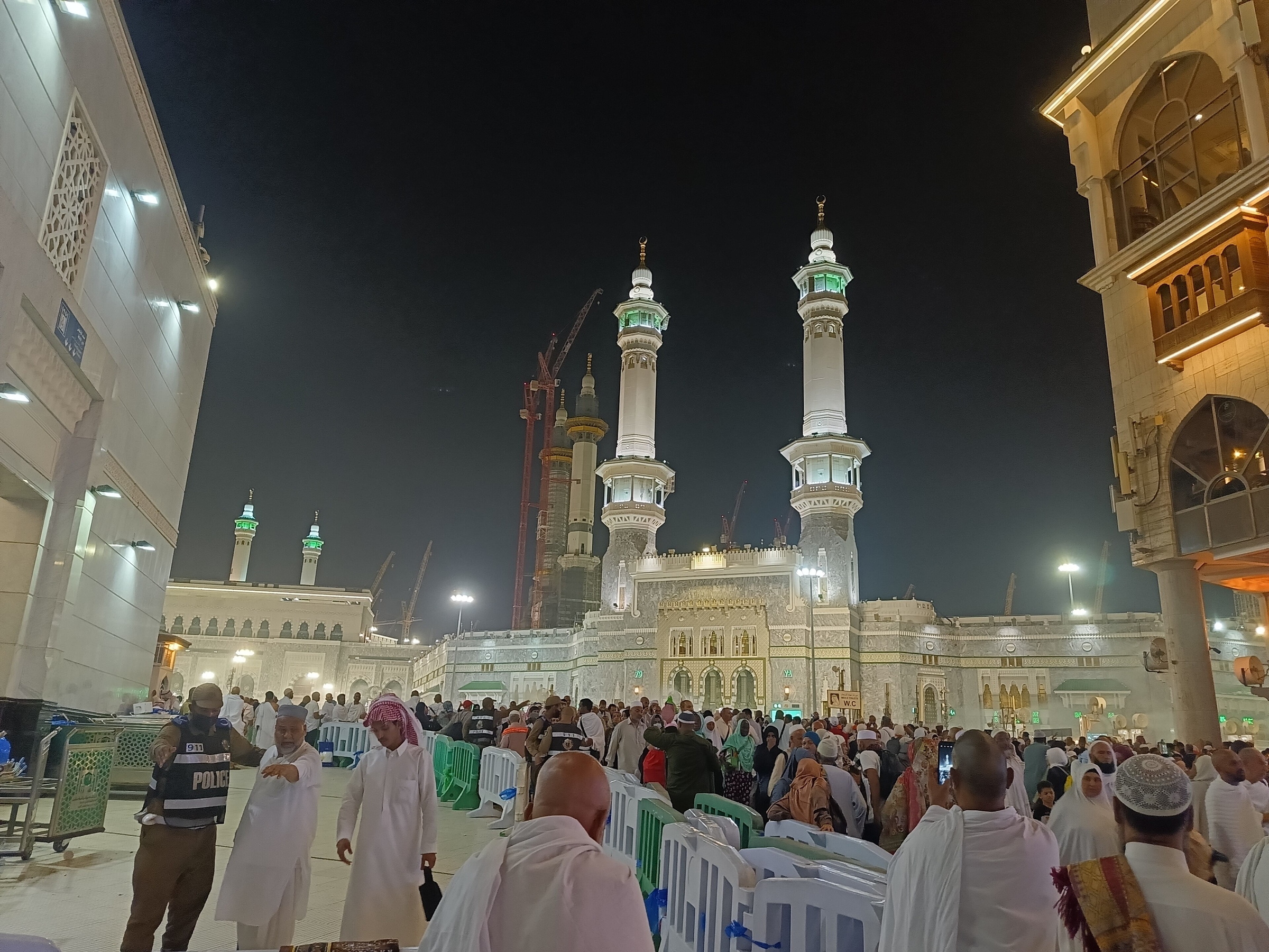 La foule sur l'esplanade extérieure de la mosquée al-Haram, la nuit