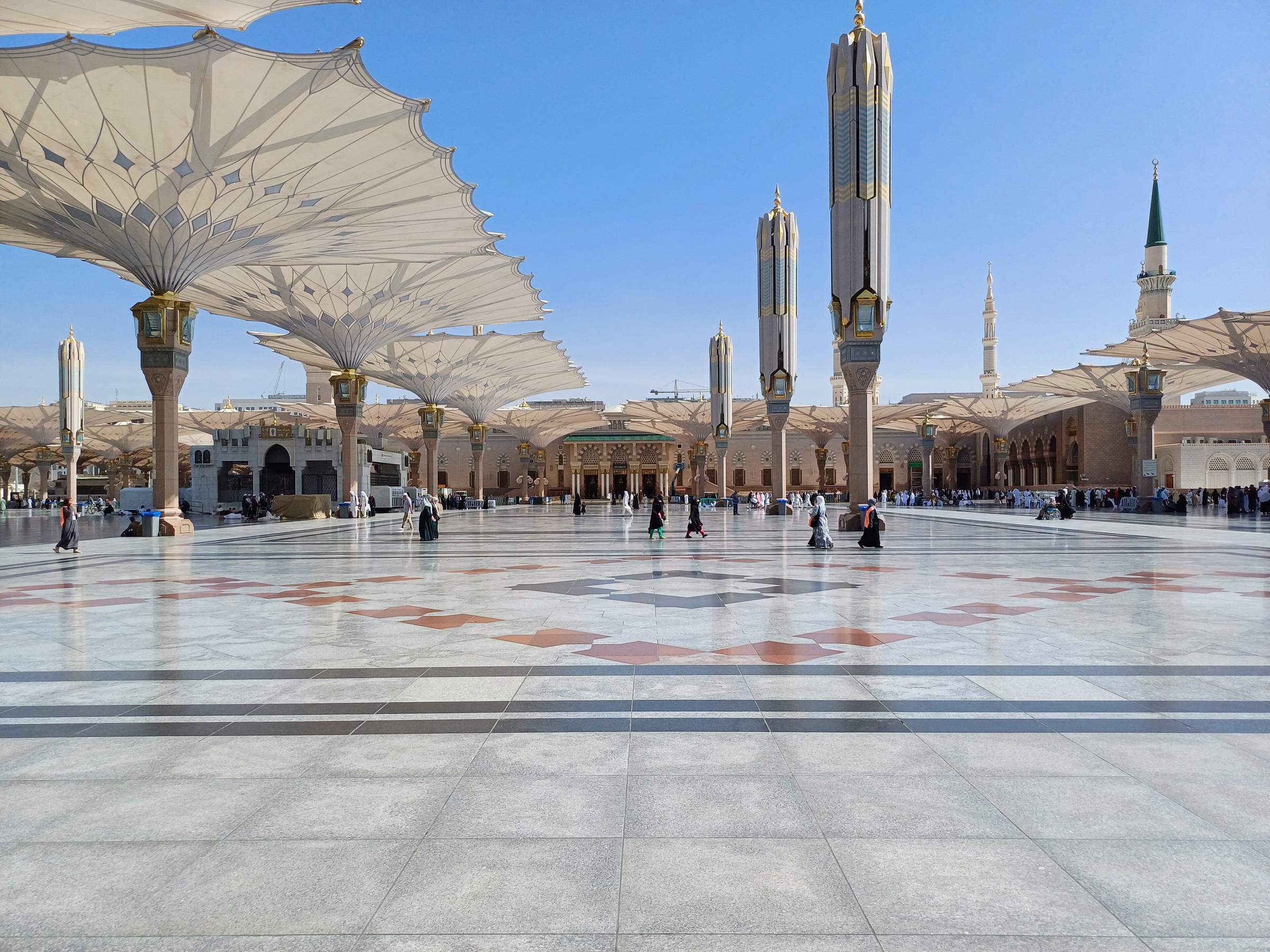 Les esplanades et les minarets de la mosquée du Prophète sous les parasols
