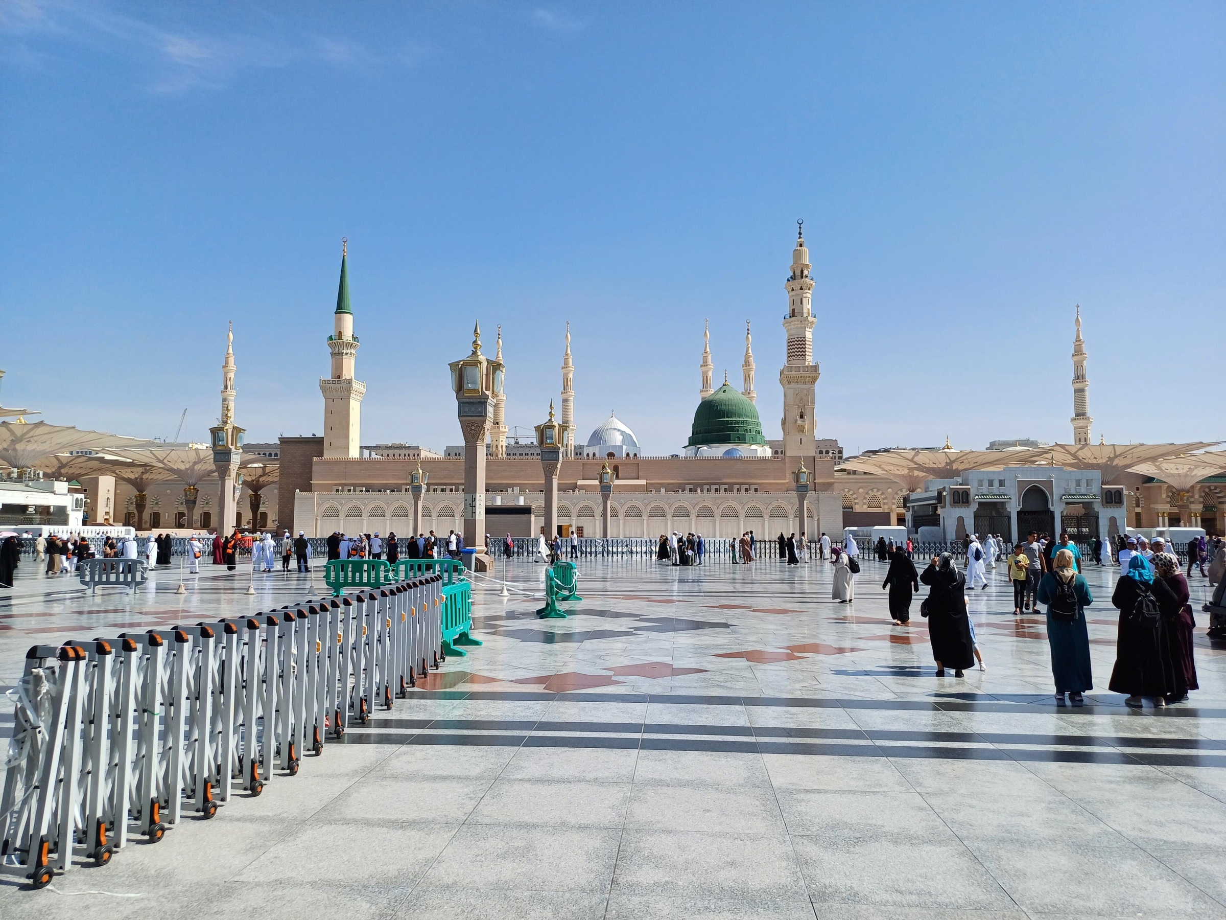 The Prophet's Mosque and the Green Dome from the courtyard