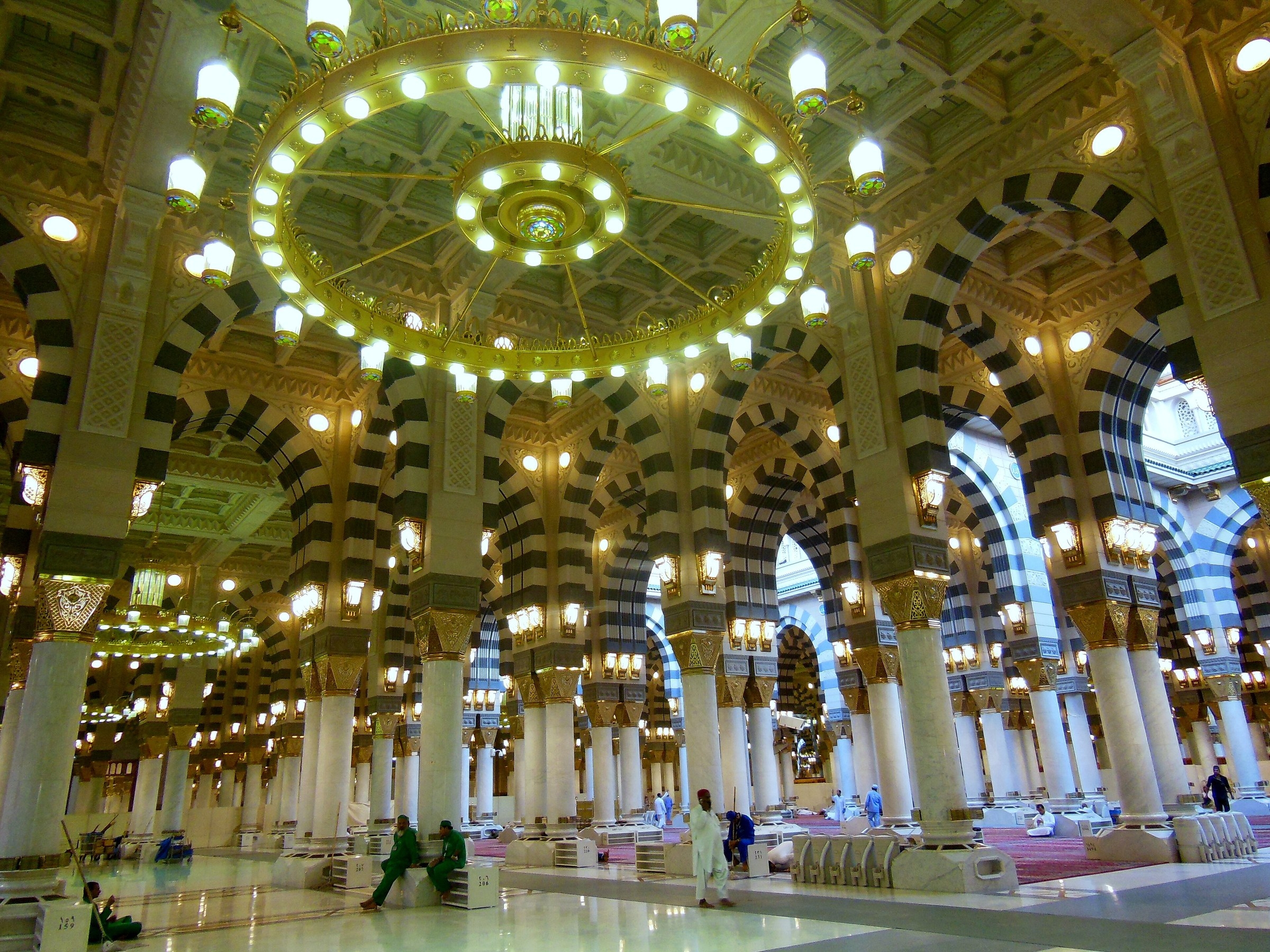 Gerbang berjalur dan candelier di dalam Masjid Nabawi