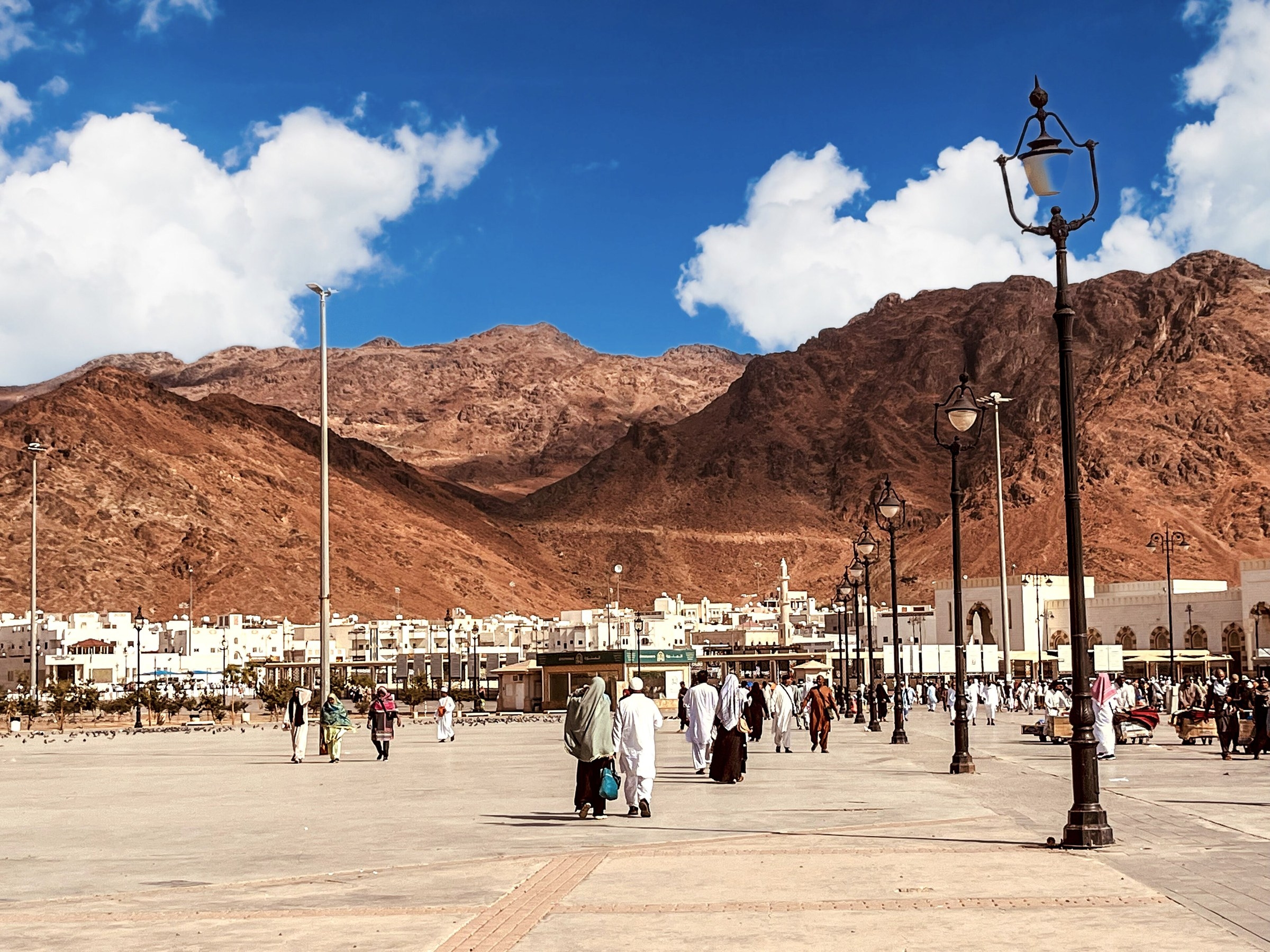 Ziyaretçilerin toplandığı meydanın ardında Uhud Dağı