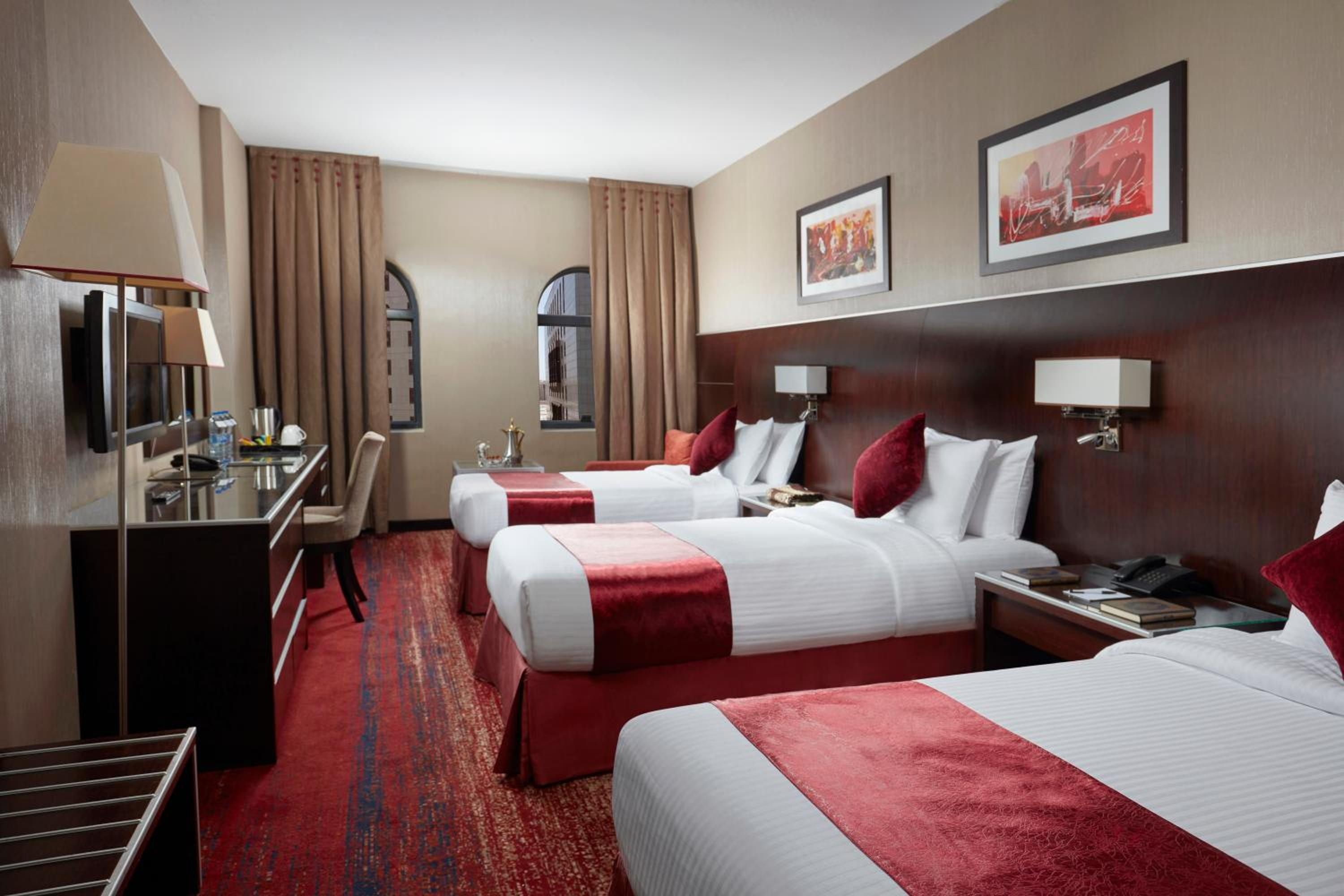 Kamar dengan tiga tempat tidur