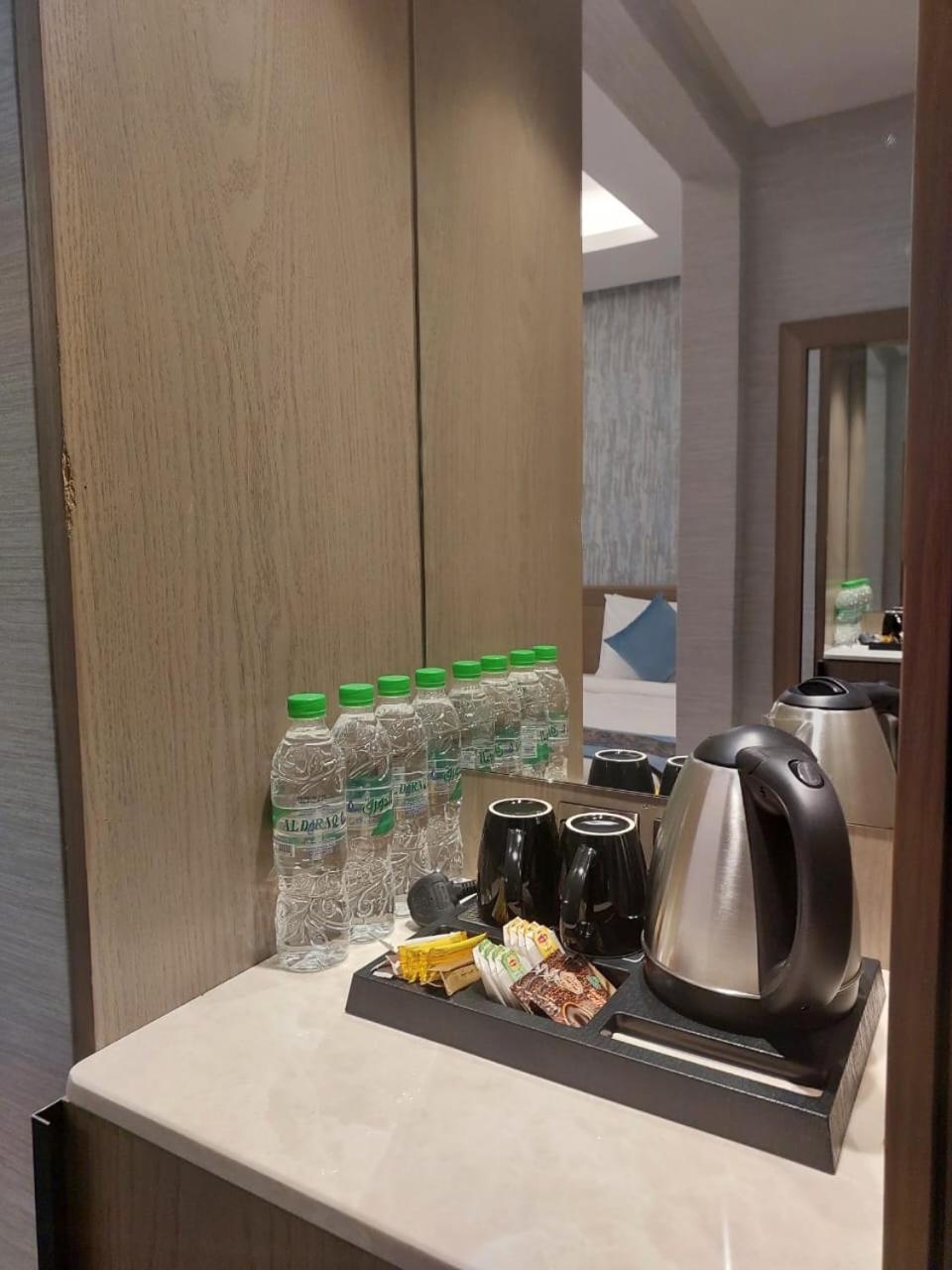 Une chambre avec trois lits
