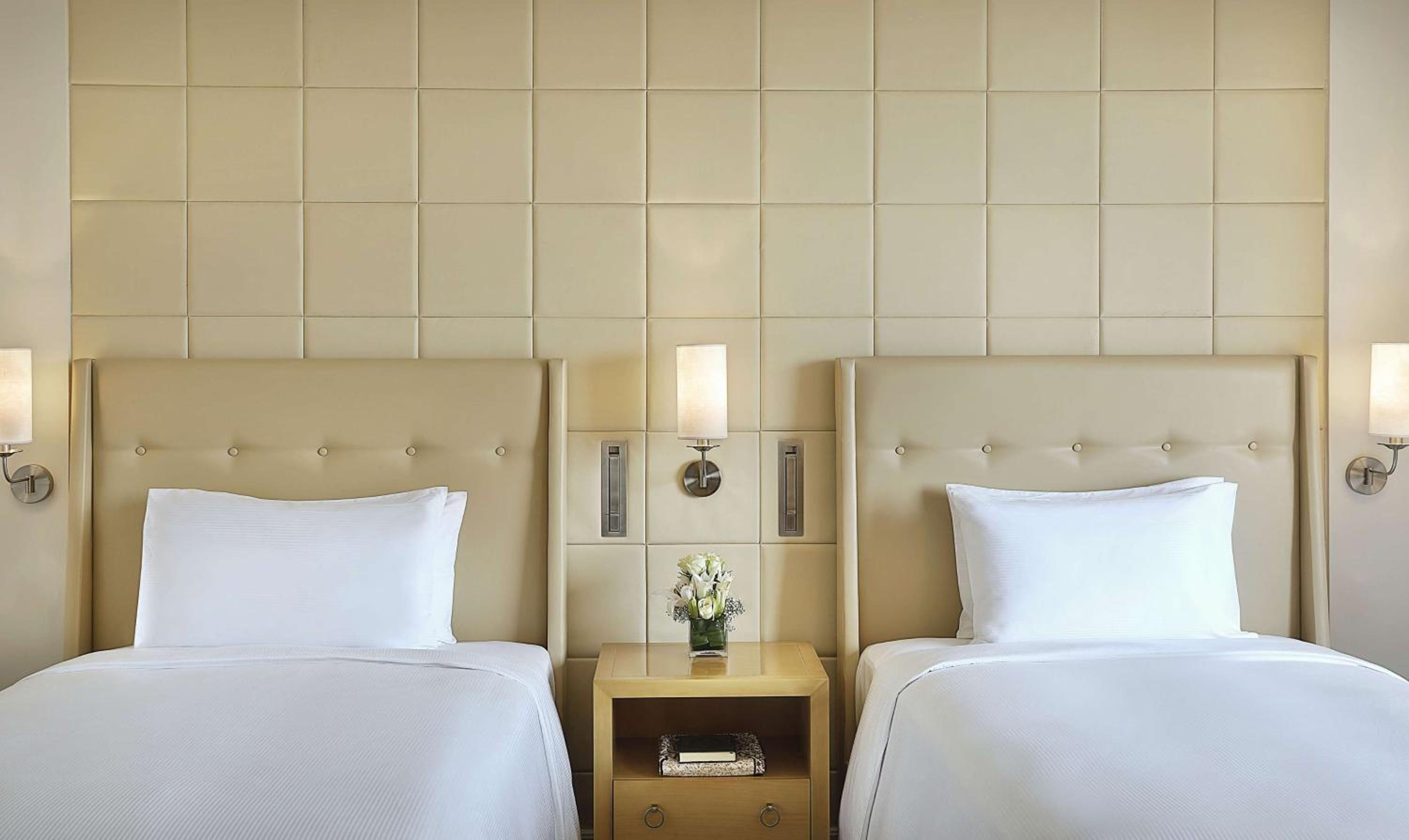 Une chambre avec trois lits