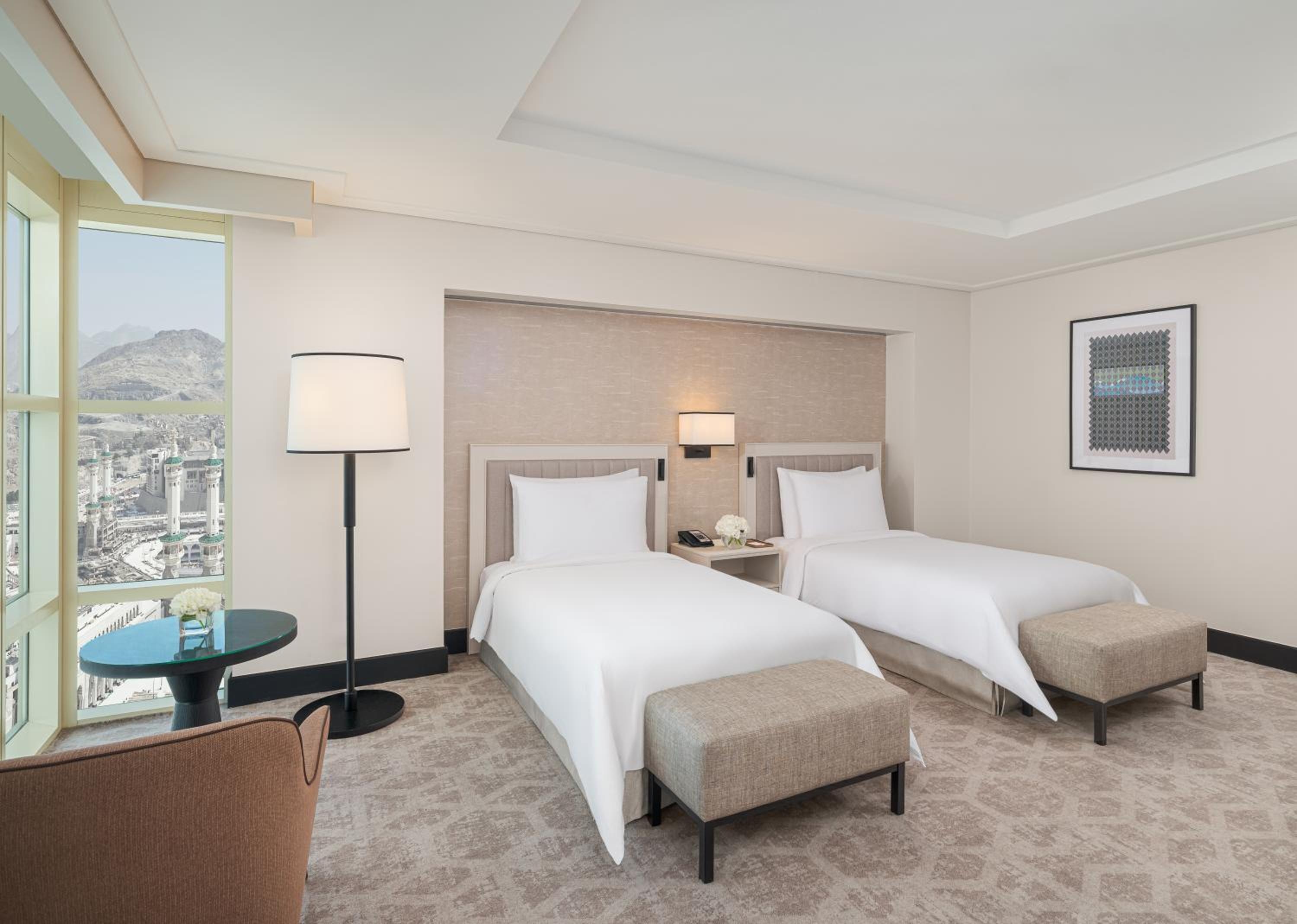 Une chambre avec deux lits simples