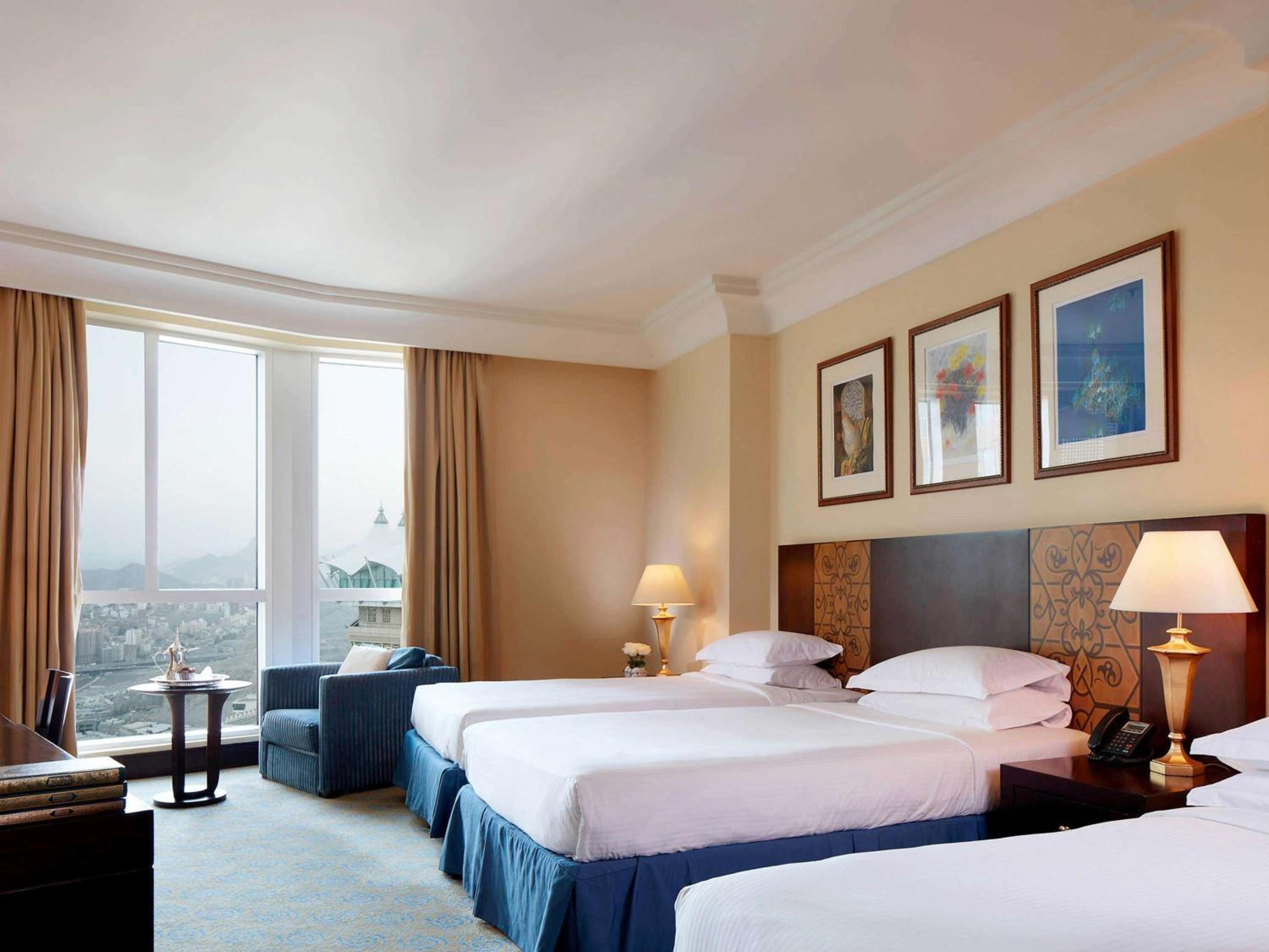Une chambre avec trois lits