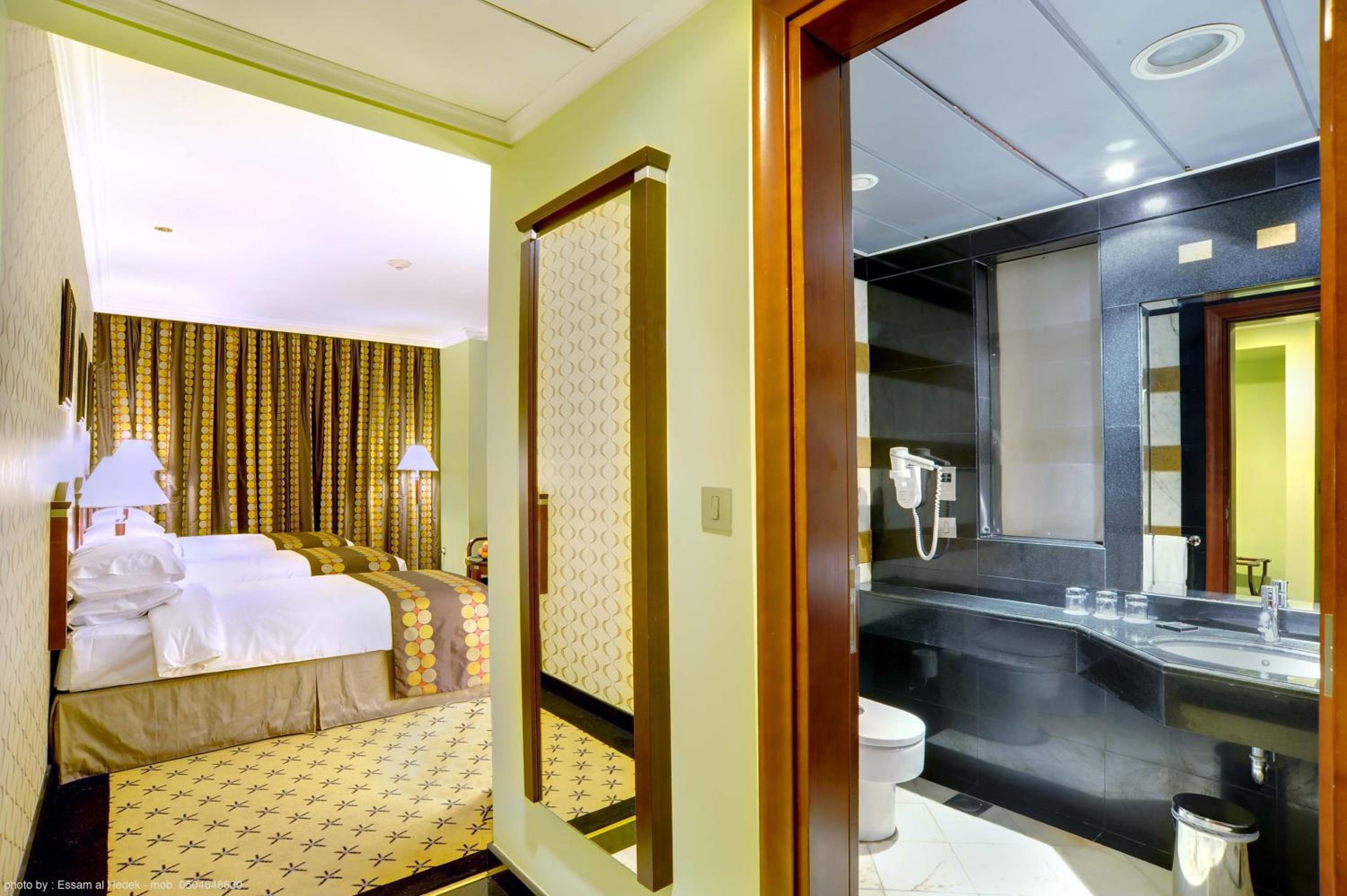 Une chambre avec trois lits