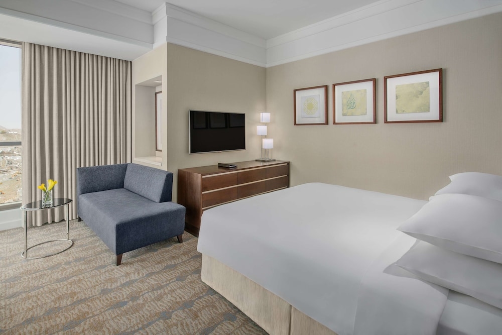 Une chambre avec quatre lits