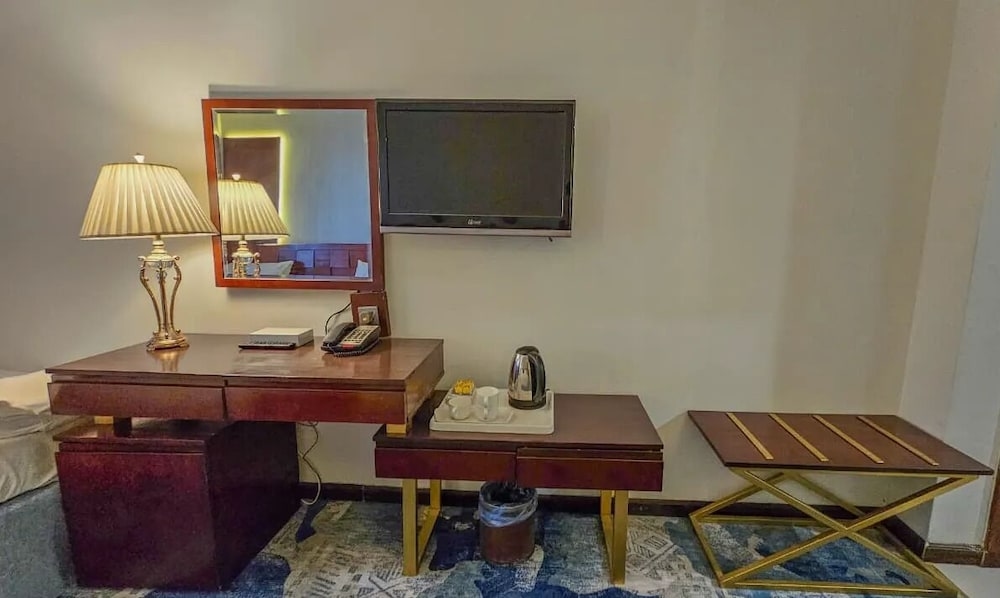 Une chambre avec deux lits simples