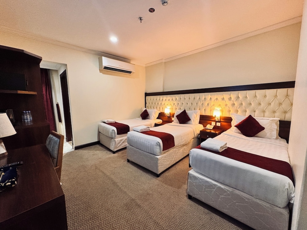 Kamar dengan tiga tempat tidur