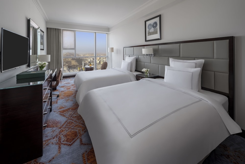Une chambre avec trois lits