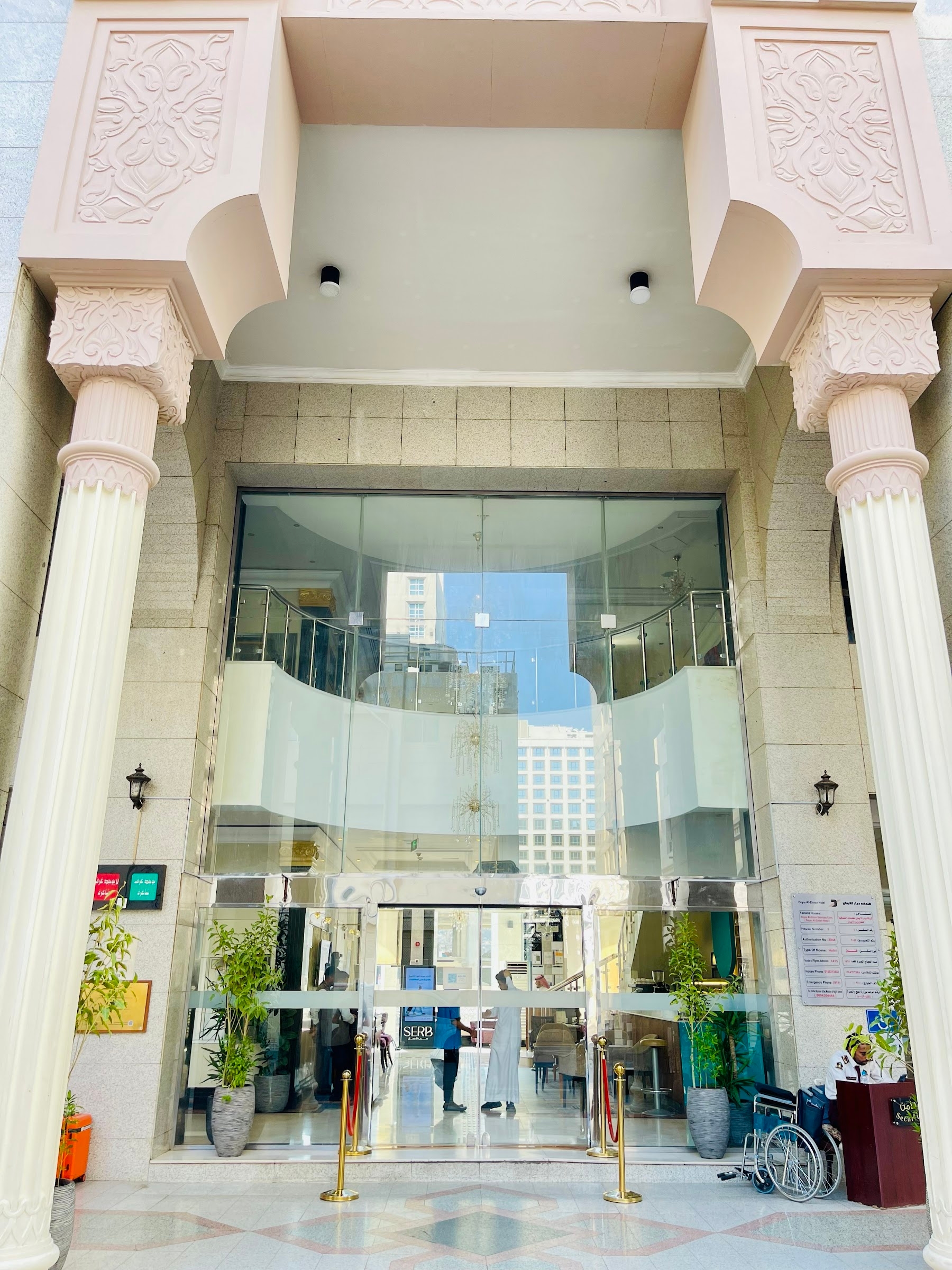 Pintu masuk hotel
