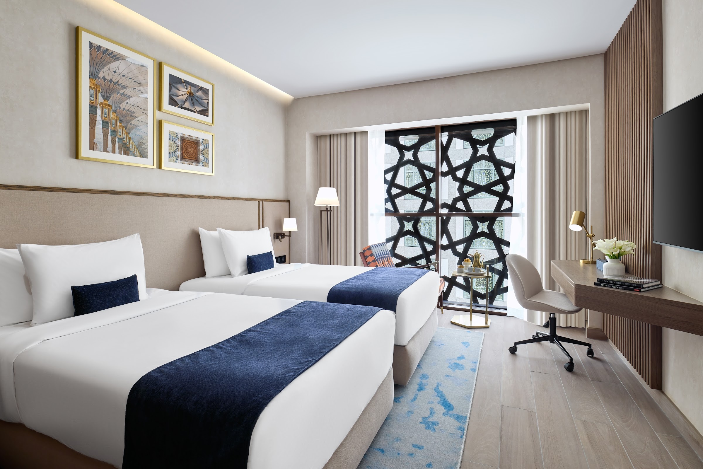 Une chambre avec deux lits simples
