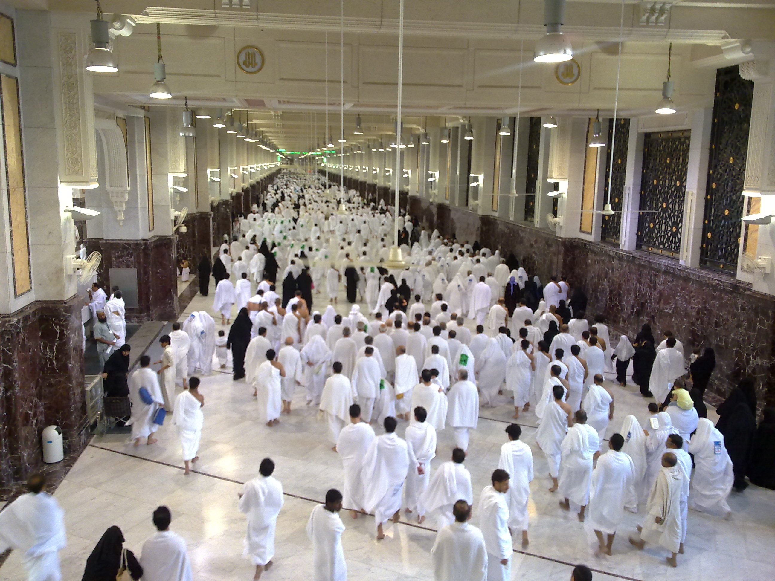 Jemaah bersaie antara Safa dan Marwah