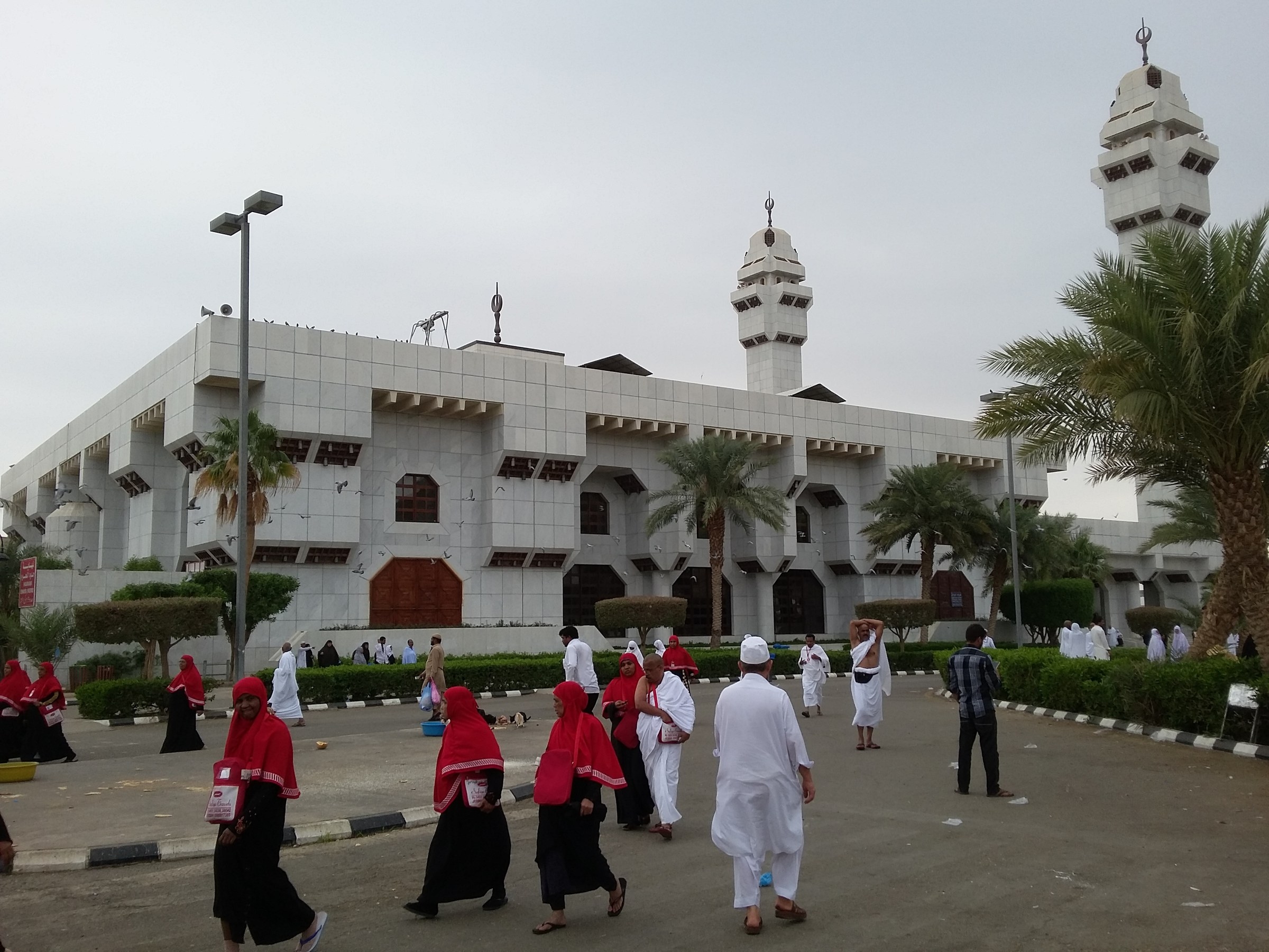 Pilgrims outside Masjid Aisha at Al-Tan'eem