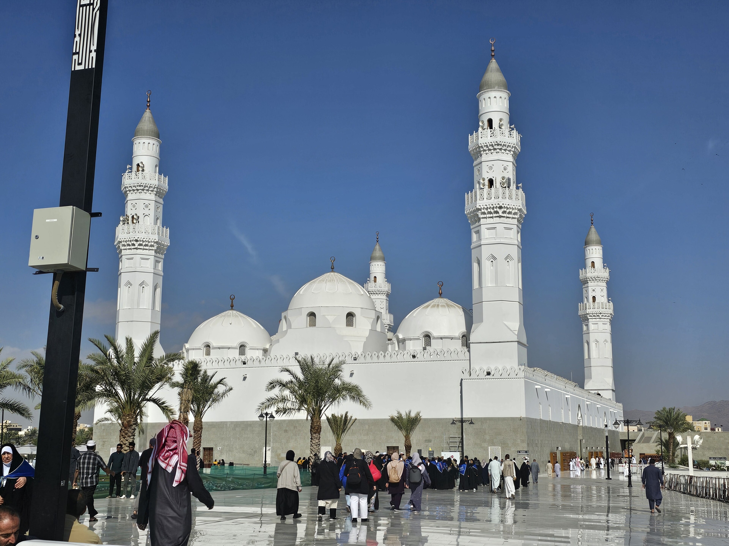 Beyaz minareleriyle Kuba Mescidi